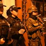 ACOMPAÑA CRÓNICA: GUATEMALA VIOLENCIA AME7683. CIUDAD DE GUATEMALA (GUATEMALA), 23/01/2026.- Integrantes de la Policía Nacional Civil (PNC) y del Ejército de Guatemala participan en un operativo en el barrio El Gallito este jueves, en Ciudad de Guatemala (Guatemala). Al barrio El Gallito, situado a dos kilómetros del centro de la Ciudad de Guatemala, se puede entrar con el permiso de las estructuras criminales que dominan el área o con las fuerzas de seguridad, de lo contrario, te arriesgas a no salir con vida, como le sucedió hace tres días a dos jóvenes tiroteados. EFE/ Alex Cruz