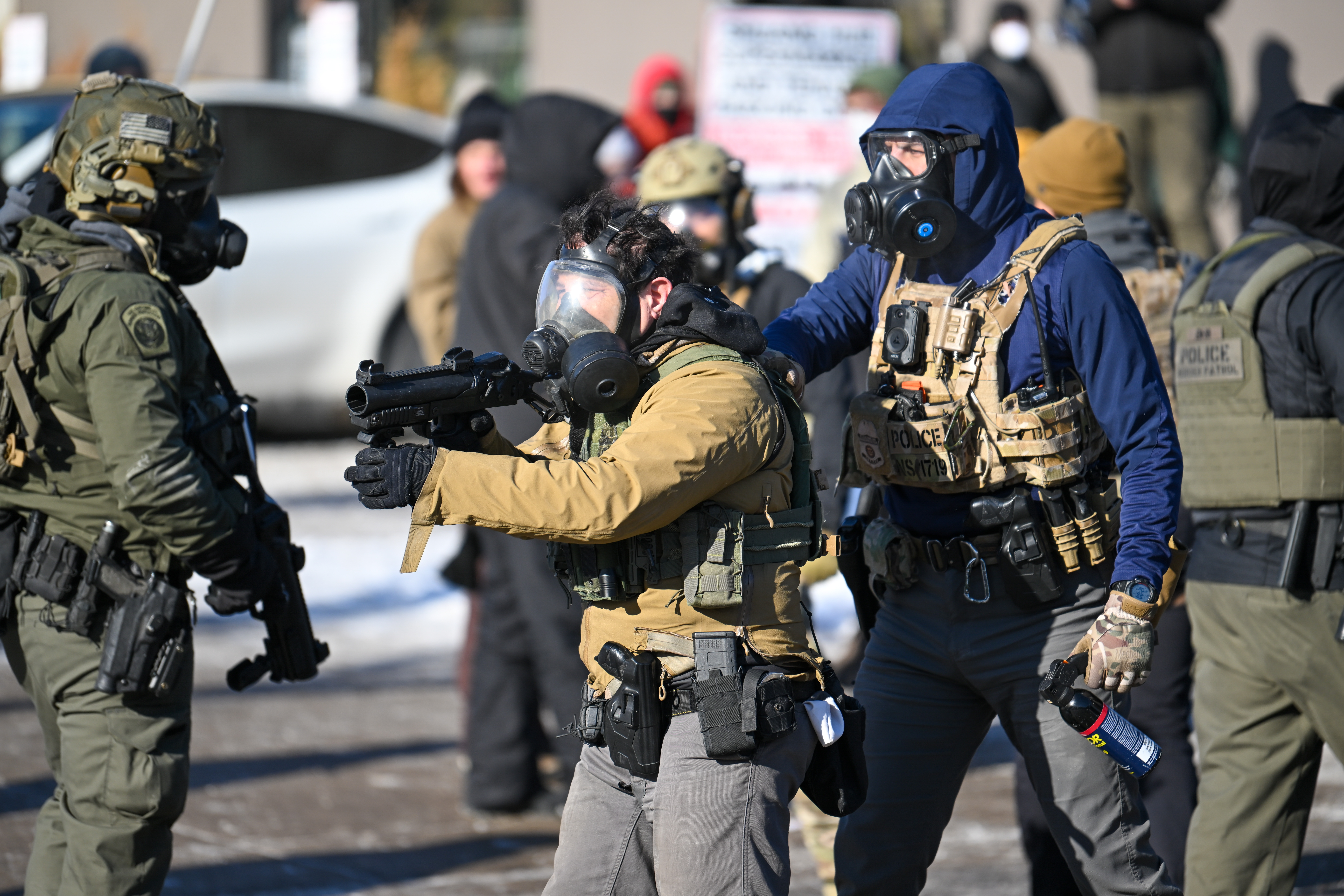 Gas pimienta y lanzadores: Videos muestra cómo el ICE utiliza armamento menos letal en EE. UU.