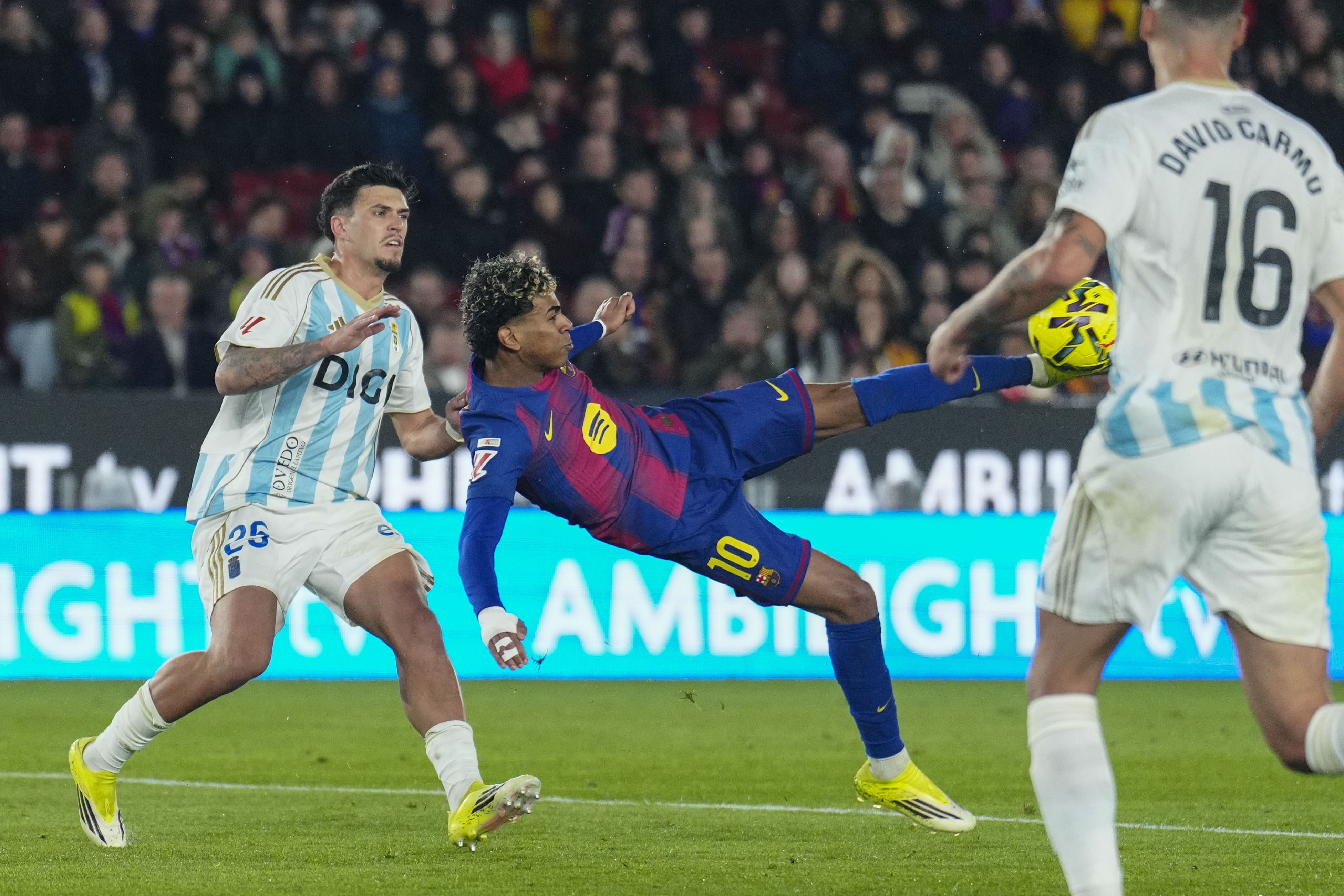 BARCELONA, 25/01/2026.- El delantero del FC Barcelona Lamine Yamal, en la jugada de su gol ante el Real Oviedo, tercero para el conjunto azulgrana, durante el partido de LaLiga disputado entre el FC Barcelona y el Real Oviedo este domingo en el Camp Nou en Barcelona. EFE/Alejandro García