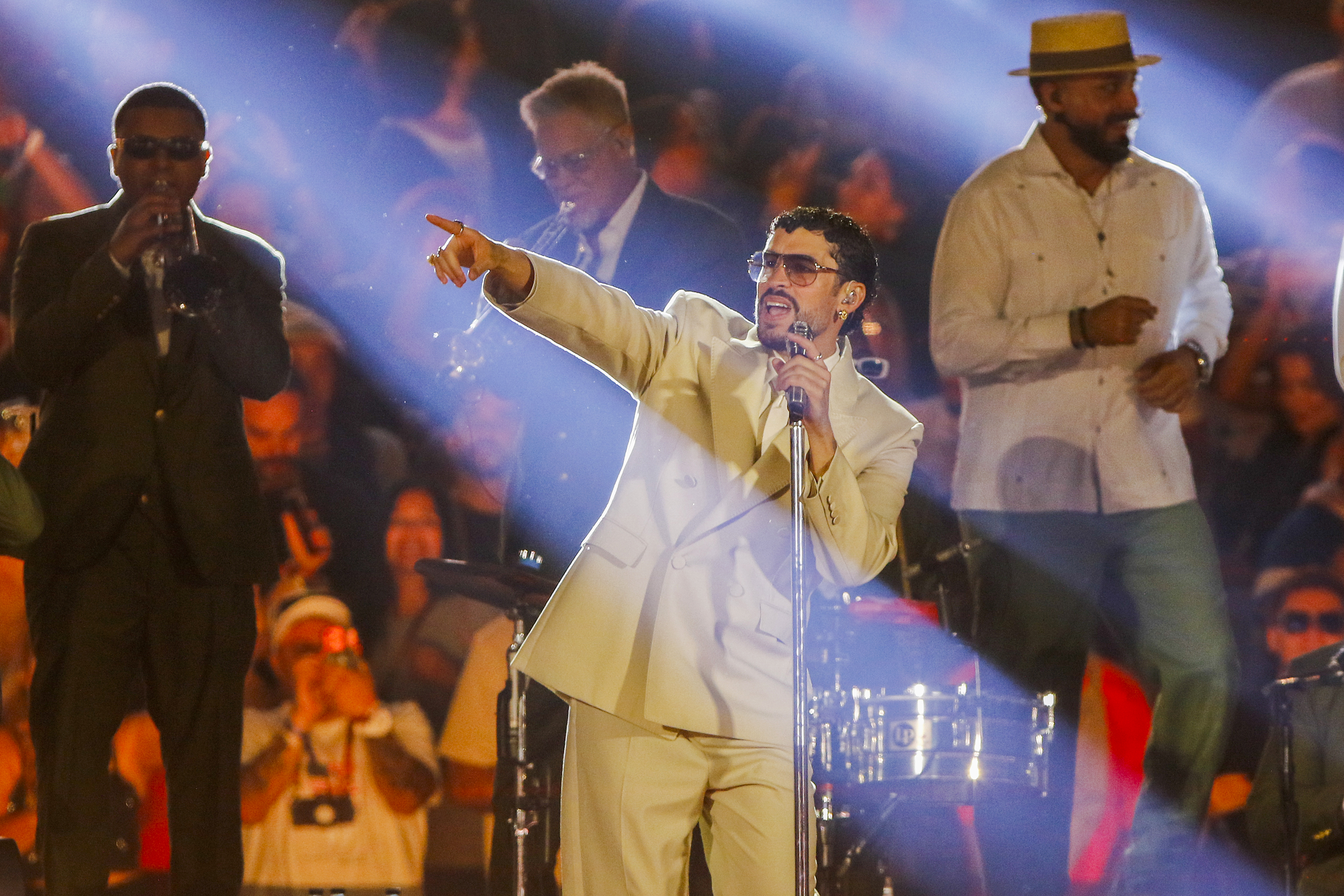 AME8181. MEDELLÍN (COLOMBIA), 24/01/2026.- El cantante puertorriqueño Bad Bunny se presenta este sábado, durante su segundo concierto de la gira 'Debí Tirar Más Fotos World Tour' en el estadio Atanasio Girardot en Medellín (Colombia). EFE/ STR