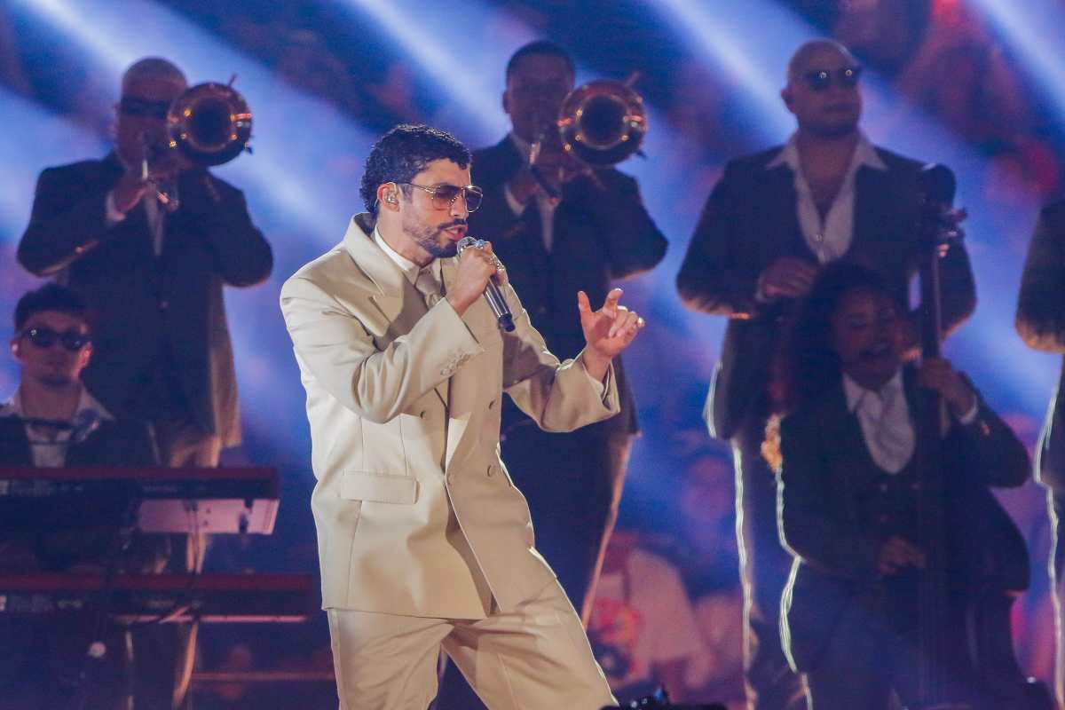 AME8181. MEDELLÍN (COLOMBIA), 24/01/2026.- El cantante puertorriqueño Bad Bunny se presenta este sábado, durante su segundo concierto de la gira 'Debí Tirar Más Fotos World Tour' en el estadio Atanasio Girardot en Medellín (Colombia). EFE/ STR