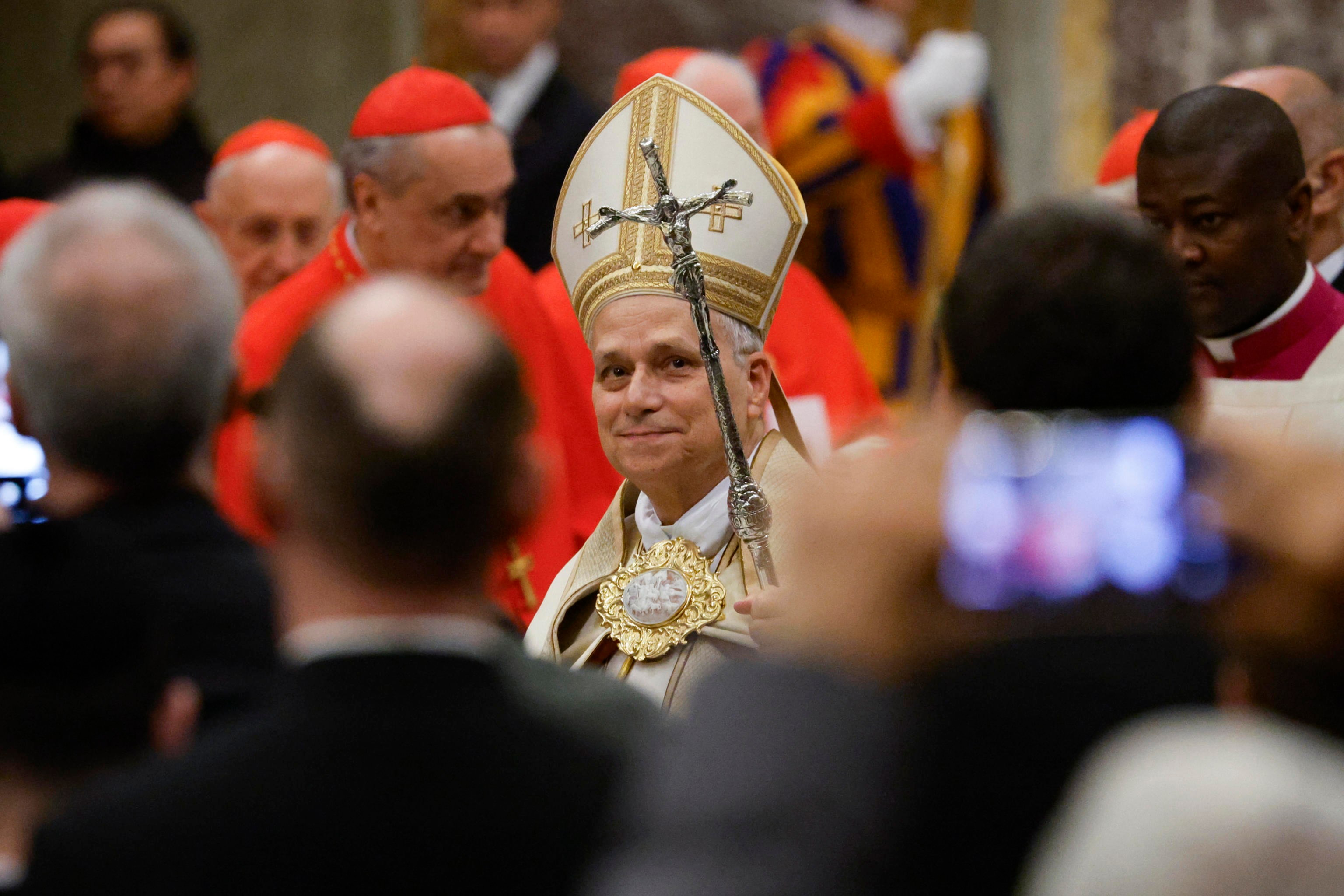 El papa León XIV revive el vía crucis en el Coliseo de Roma y carga la ...