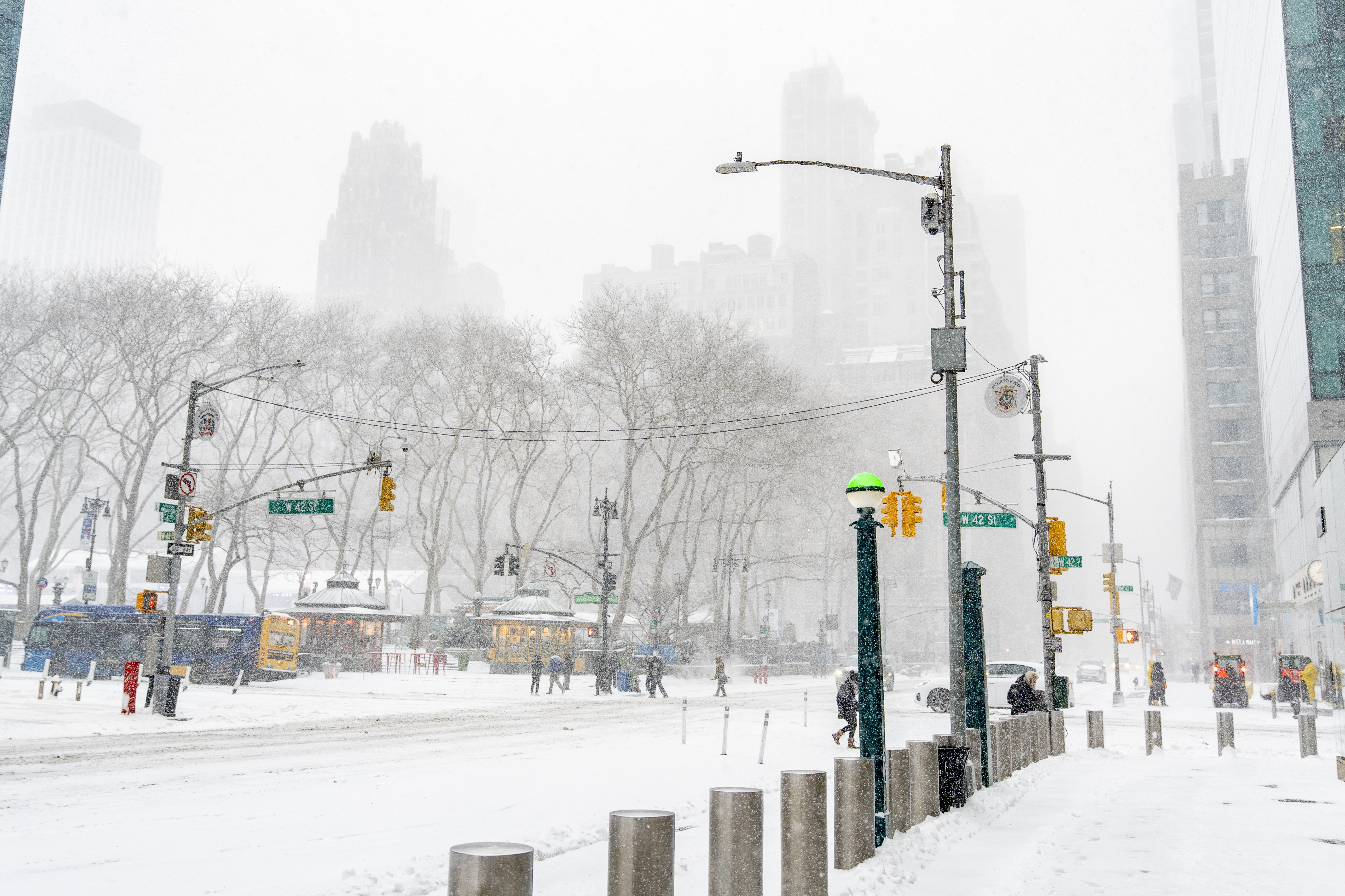 AME8231. MANHATTAN (ESTADOS UNIDOS), 25/01/2026.- Personas caminan durante una nevada este domingo, en Manhattan (Estados Unidos). La gran tormenta de hielo y nieve que ha afectado a dos tercios de la geografía estadounidense ha dejado este domingo a más de 700.000 hogares, principalmente en estados del sur, sin suministro eléctrico. EFE/ Ángel Colmenares