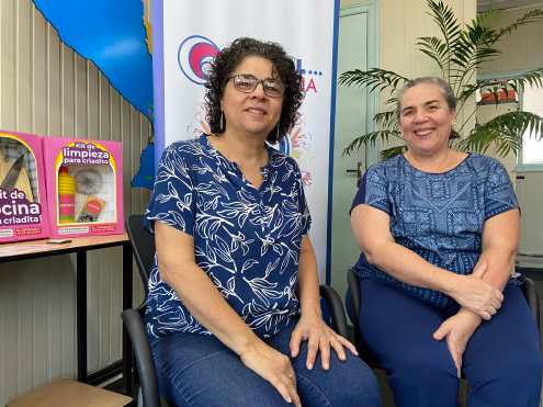 AME8500. ASUNCIÓN (PARAGUAY), 26/01/2026.- Fotografía del 15 de enero de 2026 que muestra a la jefa del proyecto 'Criadas' de la ONG Global Infancia, Mónica Basualdo (i) y la coordinadora del proyecto 'Criadas', Gabriela Walder, posando durante una entrevista con EFE en Asunción (Paraguay). Una antigua forma de trabajo infantil que promete remunerar con educación las horas de trabajo en el hogar, y que se extiende en Paraguay bajo el nombre de criadazgo, continúa vigente en el país suramericano pese a las denuncias de activistas, que llaman a poner fin a esta práctica que causa desarraigo en los menores. EFE/ Ron González