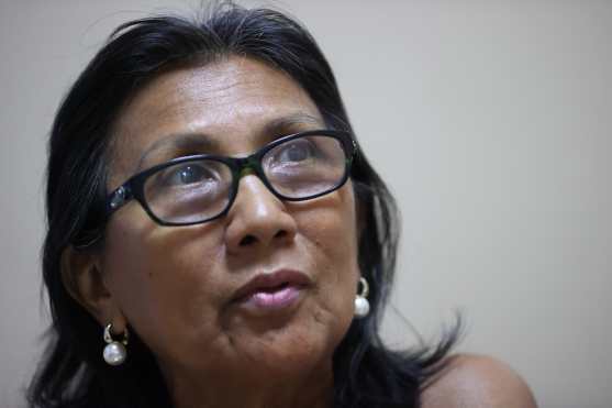 AME8500. ASUNCIÓN (PARAGUAY), 26/01/2026.- Fotografía del 14 de enero de 2026 que muestra a la coordinadora de la ONG MIPY, Tina Alvarenga, hablando durante una entrevista con EFE en Asunción (Paraguay). Una antigua forma de trabajo infantil que promete remunerar con educación las horas de trabajo en el hogar, y que se extiende en Paraguay bajo el nombre de criadazgo, continúa vigente en el país suramericano pese a las denuncias de activistas, que llaman a poner fin a esta práctica que causa desarraigo en los menores. EFE/ Juan Pablo Pino