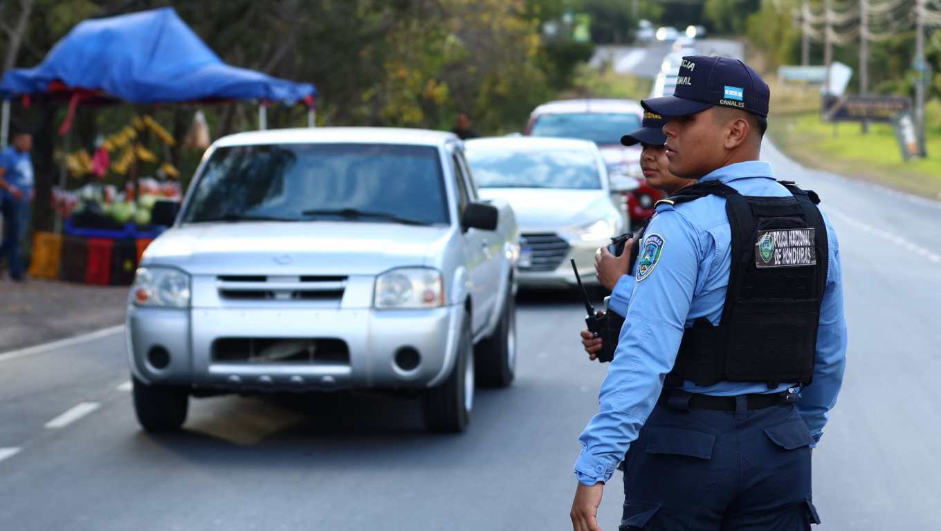 AME8627. TEGUCIGALPA (HONDURAS), 27/01/2026.- Integrantes de la Policía de Honduras realizan un retén este lunes, en Tegucigalpa (Honduras). El nuevo Gobierno de Nasry 'Tito' Asfura, que comienza este mismo martes, debe enfrentar una economía golpeada por el desempleo y la inseguridad del país, que sigue siendo el más violento de Centroamérica pese a una bajada de los homicidios en el cuestionado estado de excepción de la administración saliente de Xiomara Castro. EFE/ Carlos Lemos
