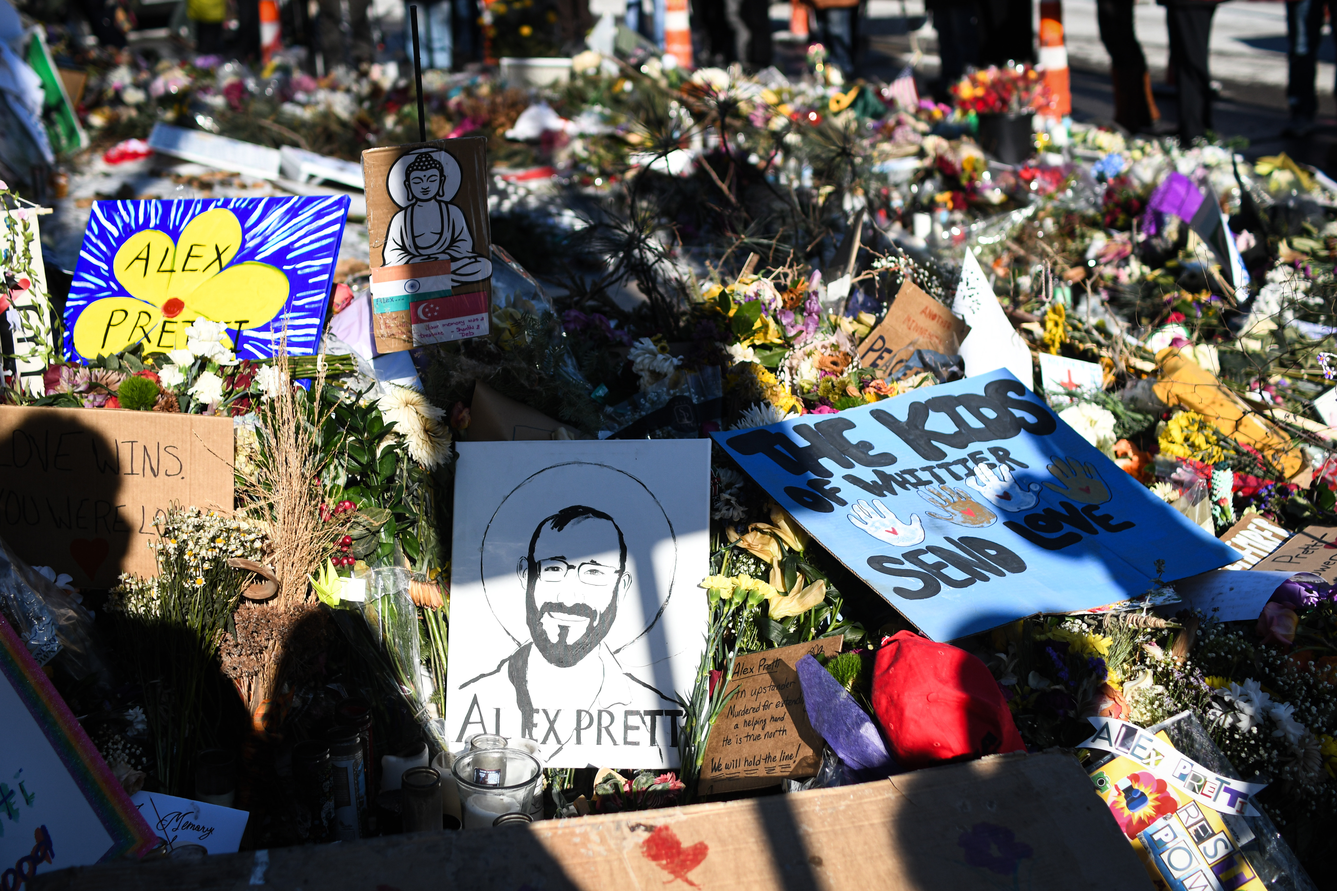  Fotografía de flores, carteles y mensajes en un altar en honor al enfermero Alex Pretti, quien falleció por disparos de agentes federales, este martes, al sureste de Mineápolis. (Foto Prensa Libre: EFE)