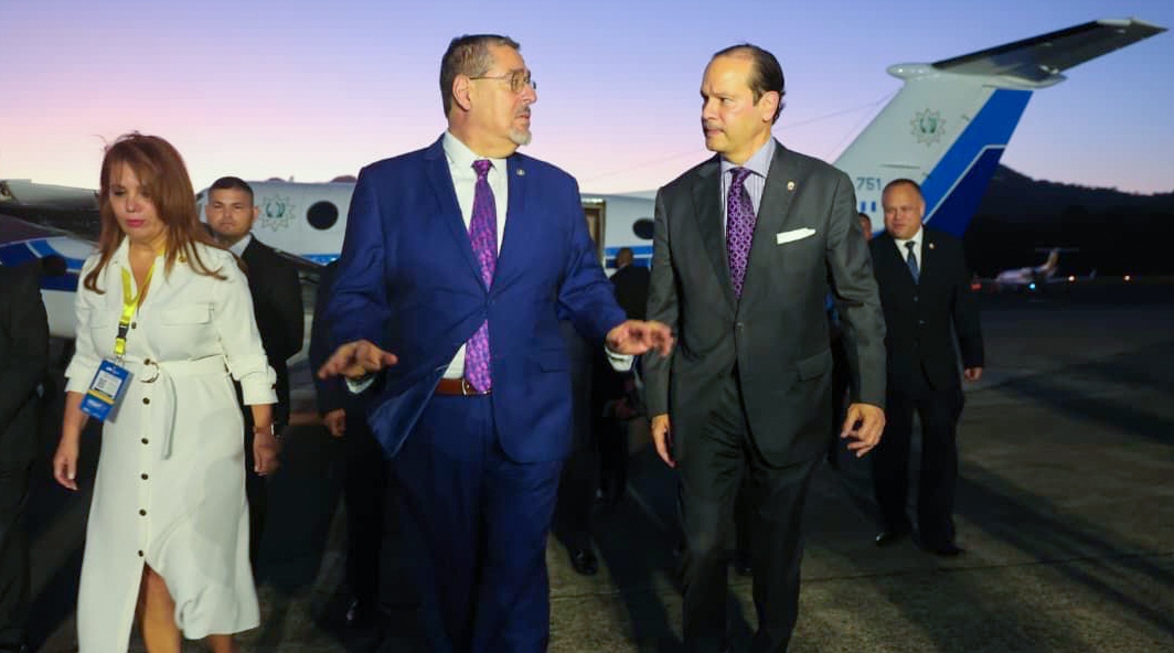 AME8897. CIUDAD DE PANAMÁ (PANAMÁ), 27/01/2026.- Fotografía cedida por la Cancillería de Panamá que muestra al presidente de Guatemala, Bernardo Arévalo (i), caminando junto al canciller de Panamá, Javier Martínez-Acha Vásquez este martes, en el Aeropuerto Internacional Panamá Pacífico en Ciudad de Panamá (Panamá). Arévalo arribó a Panamá para participar el miércoles en la instalación de la segunda edición del Foro Económico Internacional América Latina y el Caribe 2026, bautizado como el Davos latinoamericano, junto a otros siete dignatarios de la región. EFE/ Cancillería de Panamá / SOLO USO EDITORIAL/ NO VENTAS/ SOLO DISPONIBLE PARA ILUSTRAR LA NOTICIA QUE ACOMPAÑA (CRÉDITO OBLIGATORIO)
