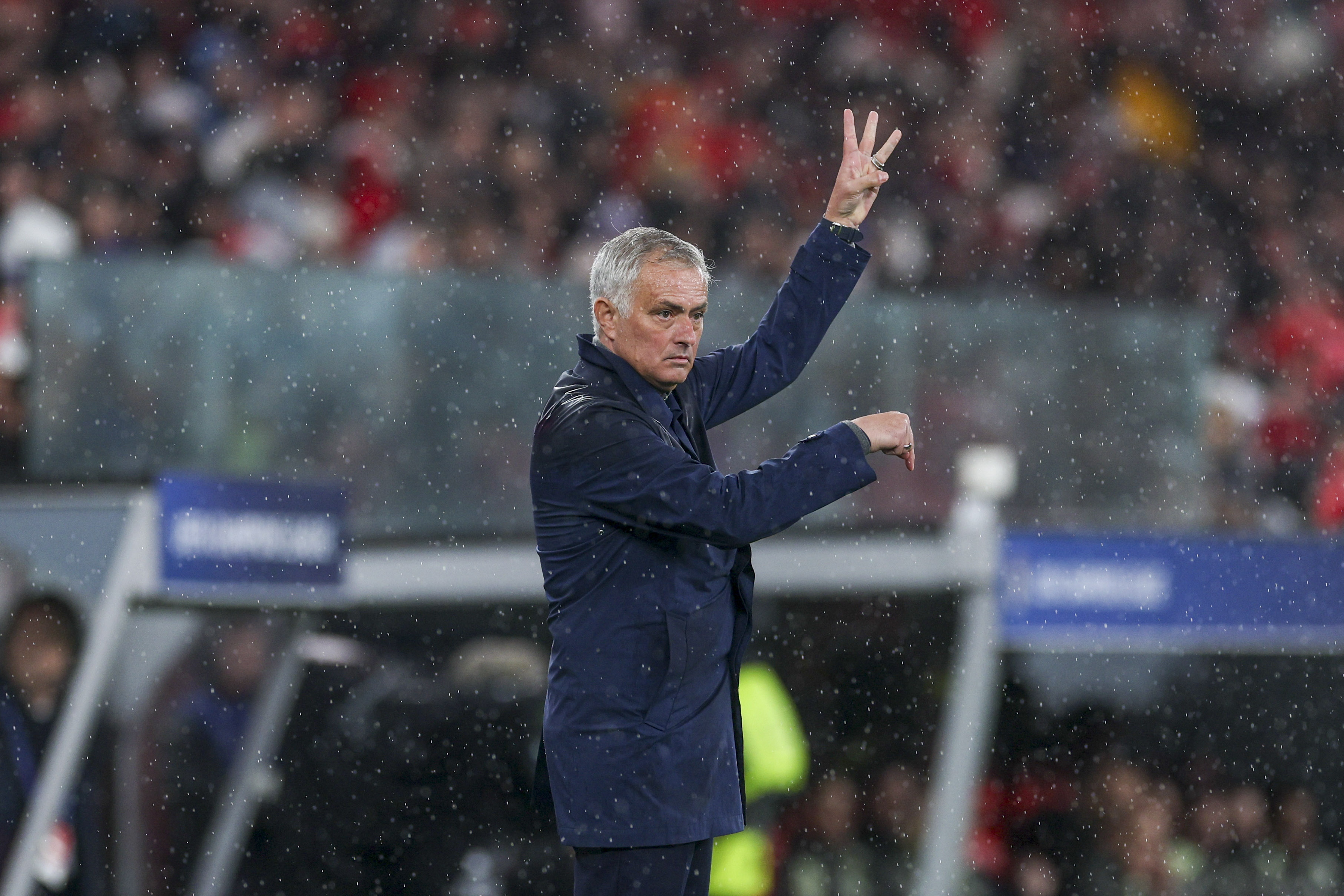 Lisbon (Portugal), 28/01/2026.- Benfica's head coach Jose Mourinho gestures during the UEFA Champions League soccer match between SL Benfica and Real Madrid, in Lisbon, Portugal, 28 January 2026. (Liga de Campeones, Lisboa) EFE/EPA/MIGUEL A. LOPES