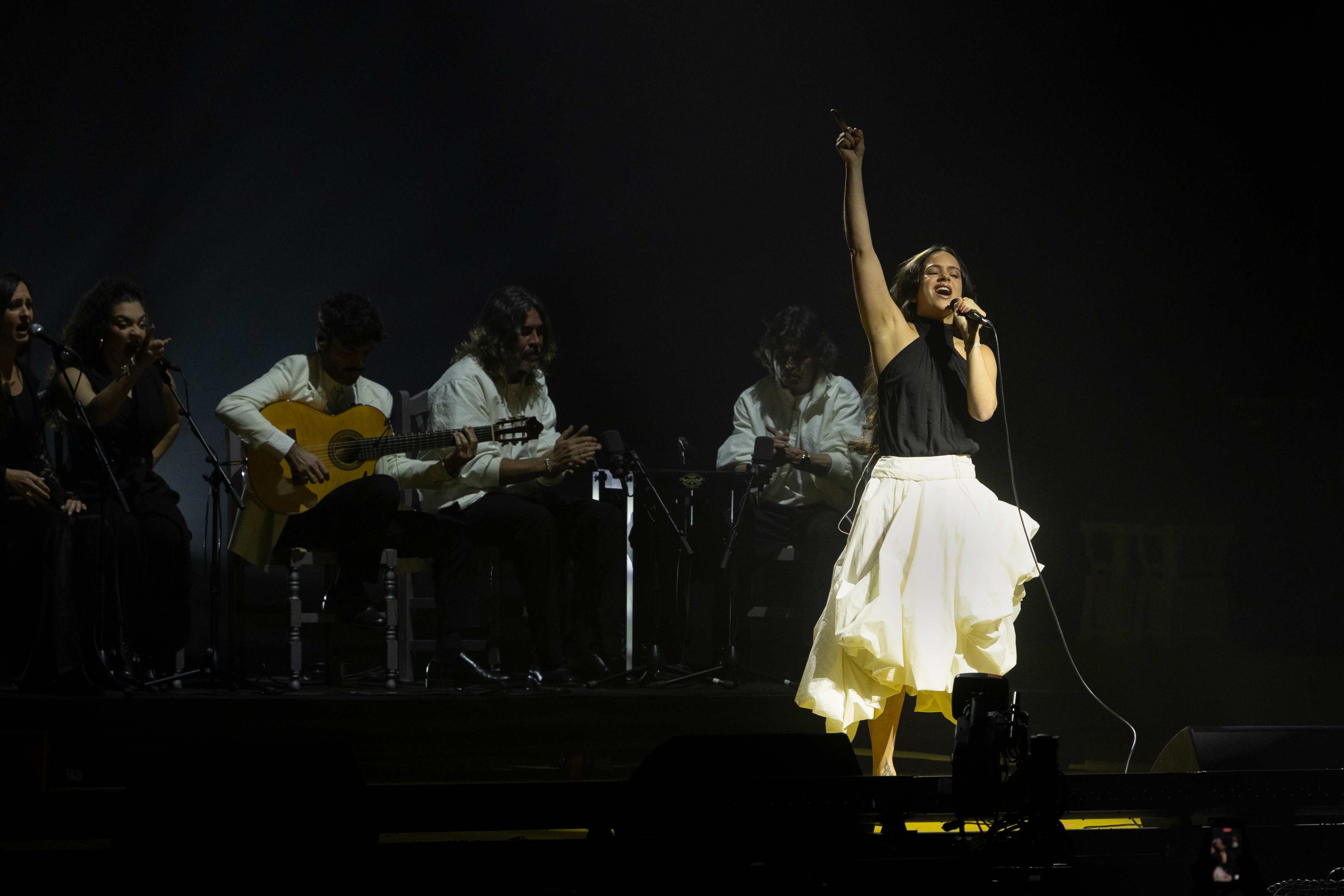 BARCELONA, 29/01/2026.- Rosalía (en la foto) junto a Bad Gyal, Morad, Oques Grasses, Lluís Llach, Fermín Muguruza, Amaia o Yerai Cortés, entre otros artistas, y voces palestinas como Zeyne o Lina Makoul, participan este jueves en Barcelona en el Concierto-Manifiesto X Palestina, un evento solidario con el pueblo palestino cuyos beneficios se destinarán a apoyar diferentes espacios culturales en este territorio. EFE/Marta Pérez
