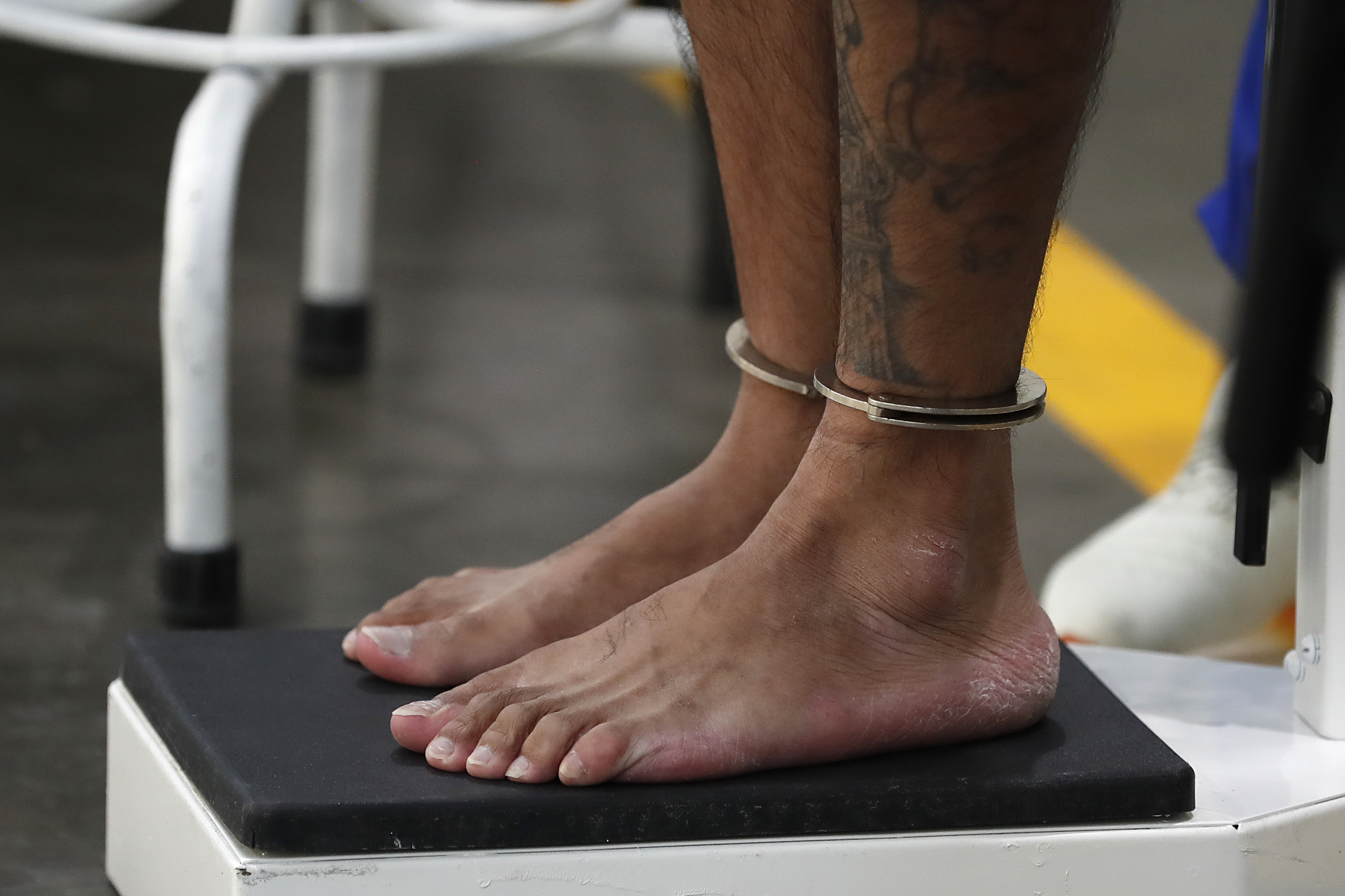 AME9795. SAN SALVADOR (EL SALVADOR), 30/01/2026.- Fotografía que muestra los pies de una persona privada de la libertad durante un recorrido del presidente electo de Chile, José Antonio Kast, por la cárcel de máxima seguridad para pandilleros, Centro de Confinamiento del Terrorismo (Cecot) este viernes, en San Salvador (El Salvador). Kast se encuentra en El Salvador para hacer un recorrido por el Cecot y sostener una reunión privada con el mandatario salvadoreño, Nayib Bukele. EFE/ Rodrigo Sura