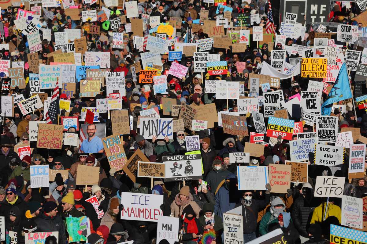 AMDEP736. MINEAPOLIS (ESTADOS UNIDOS), 30/01/2026.- Personas sostienen un carteles durante una marcha contra el Servicio de Inmigración y Control de Aduanas de Estados Unidos (ICE) este viernes, en Mineápolis (EE.UU). EFE/ Adam Bettcher