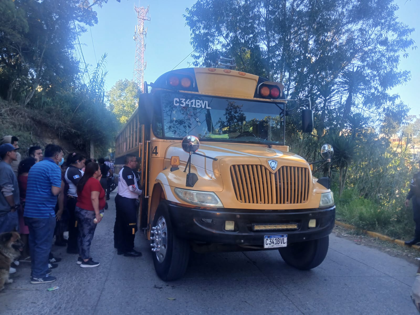 El bus atacado por sicarios permanece en el lugar mientras se desarrollan las diligencias forenses. (Foto Prensa Libre: CVB)