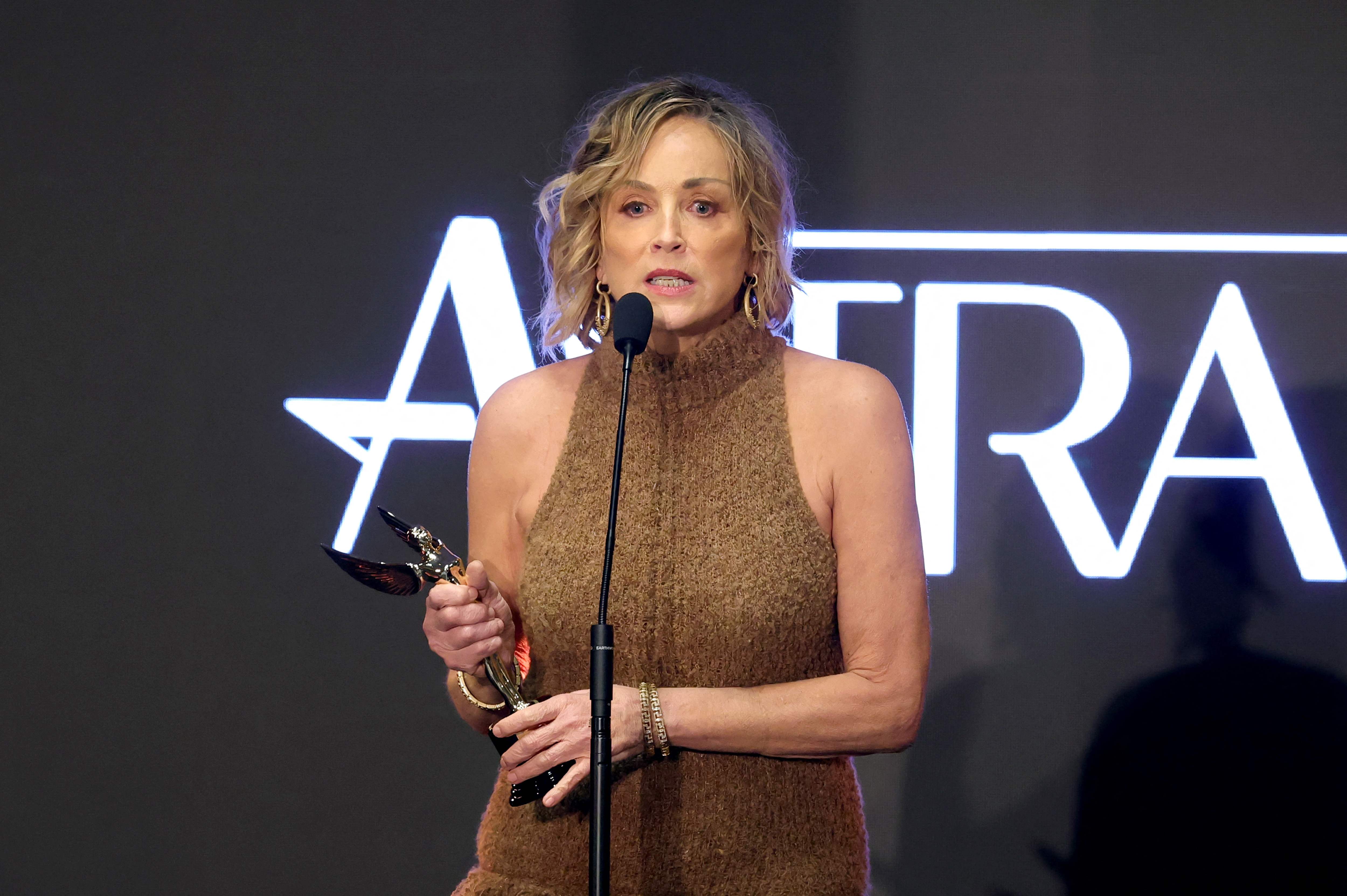 Sharon Stone confirma la muerte de su hermano Michael Stone con quien compartió película