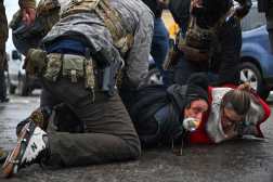 MINNEAPOLIS, MINNESOTA - JANUARY 21: U.S. Border Patrol agents detain bystanders during a confrontation in an intersection on January 21, 2026 in Minneapolis, Minnesota. A reported 3,000 Department of Homeland Security federal agents have been deployed to the state, with more on the way, amid the Trump administration's major crackdown on immigration enforcement.   Brandon Bell/Getty Images/AFP (Photo by Brandon Bell / GETTY IMAGES NORTH AMERICA / Getty Images via AFP)