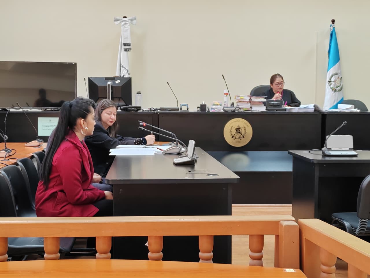 Kimberly Jazmín Peña López escucha la sentencia en el tribunal, tras aceptar cargos por asociación ilícita y acción extorsiva de tránsito. (Foto Prensa Libre: Moisés Xec)