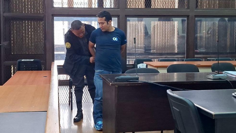 Fredy Velásquez Pérez sale de la sala tras la audiencia en la que el tribunal le concedió arresto domiciliario. (Foto Prensa Libre: Cortesía)