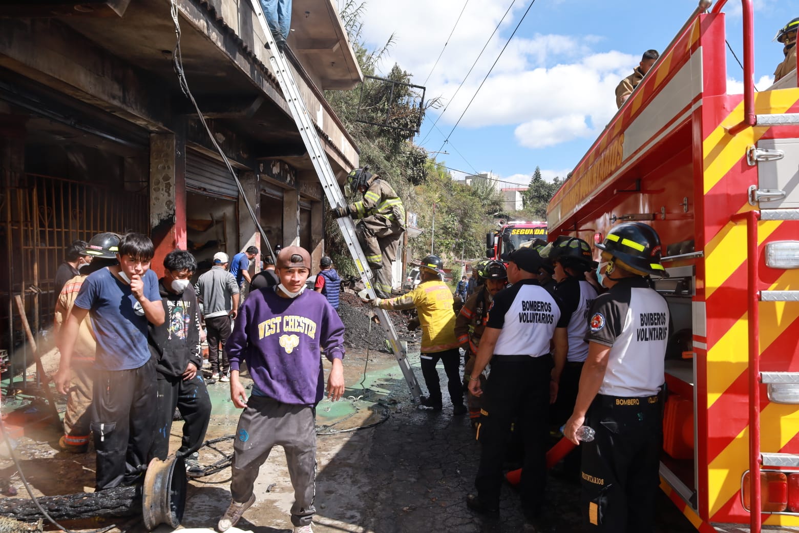 
Bomberos Voluntarios intentan controlar el incendio, mientras continúa la detonación de productos pirotécnicos. (Foto Prensa Libre: CVB)
