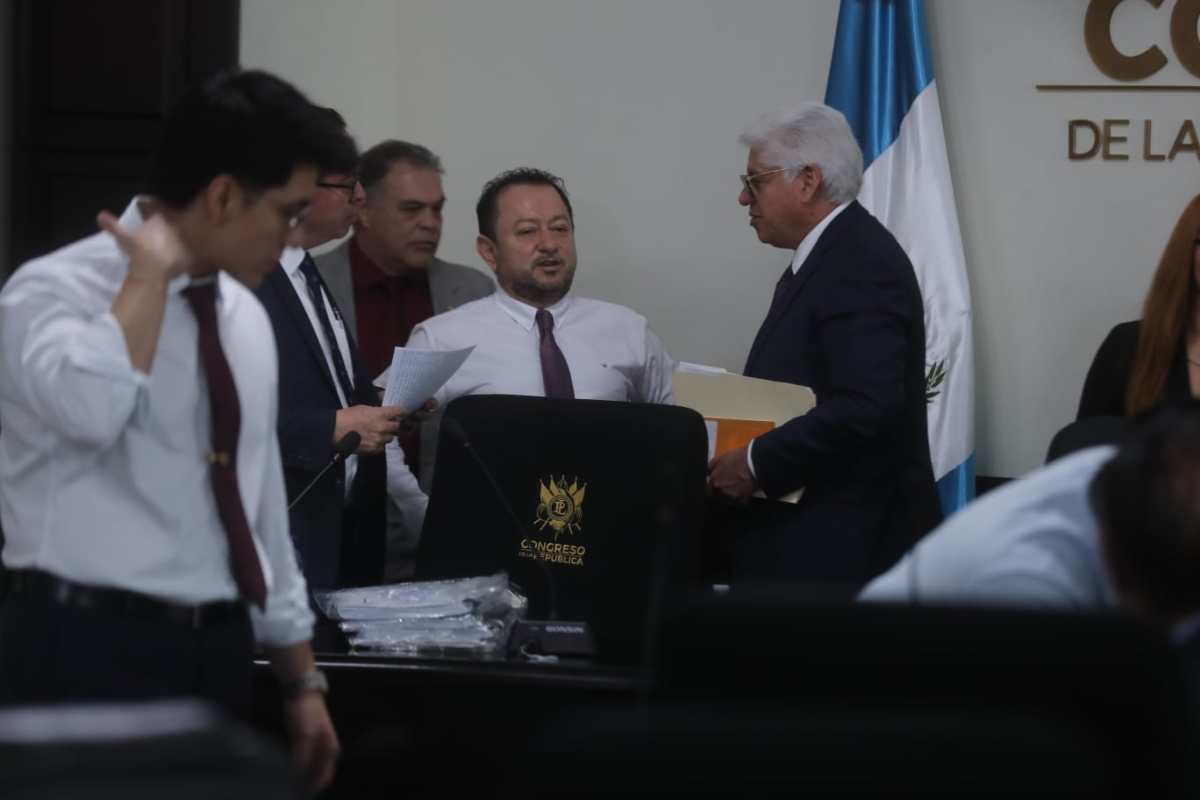 Integrantes de la comisión de postulación para magistrados del TSE revisan expedientes en una de sus primeras sesiones, en medio de llamados públicos a garantizar transparencia e idoneidad. (Foto Prensa Libre: Juan Diego González)