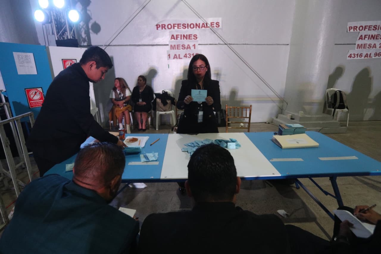 Miembros del CANG realizan el conteo de votos tras la jornada del 5 de enero, en la que cinco planillas compitieron por un lugar en la postuladora del TSE. (Foto Prensa Libre: Byron Baiza)