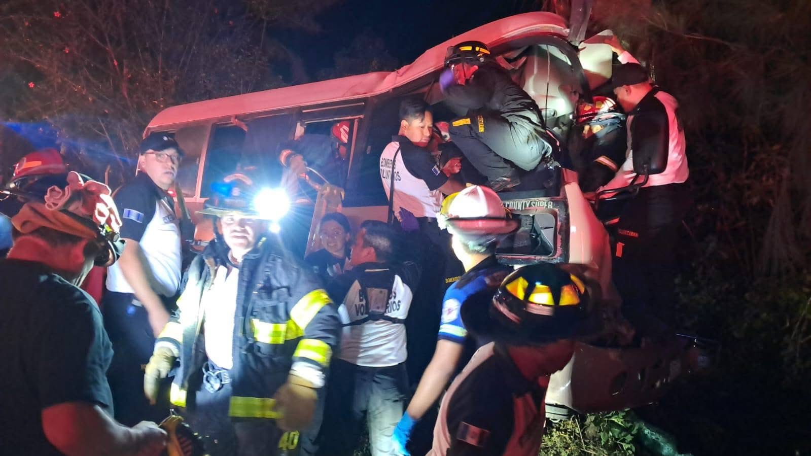 Socorristas utilizan equipo hidráulico para rescatar a los pasajeros atrapados en el bus accidentado en la bajada de Las Cañas. (Foto Prensa Libre: Tomada del Facebook del Periodista Eddy Juárez)
