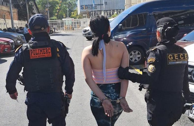 Agentes de la PNC trasladan a Silvia N., de 21 años, capturada en la colonia Progreso, zona 11, señalada de robar un celular a un hombre dentro de un hotel. (Foto Prensa Libre: PNC)