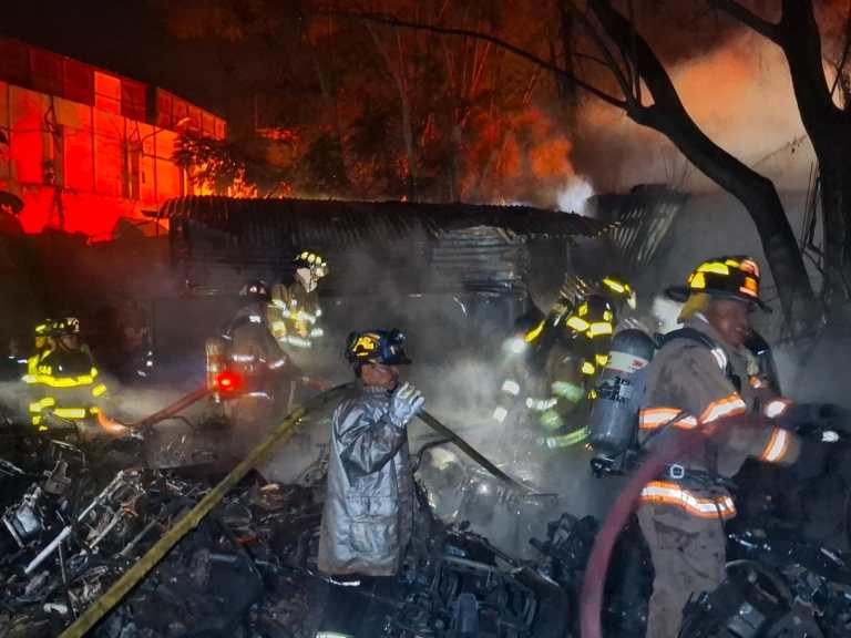 Incendio arrasa predio municipal en Antigua Guatemala; al menos 6