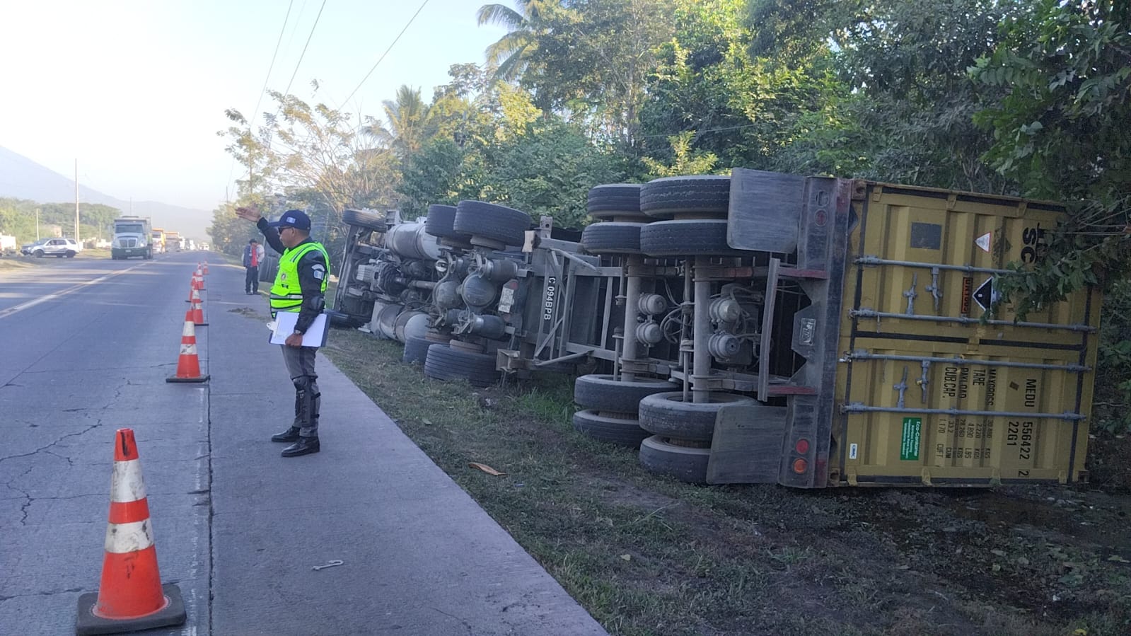 Los tráileres figuran entre los vehículos más involucrados en hechos de tránsito. En la imagen, uno de estos vuelca en una carretera del país. (Foto Prensa Libre: Provial)