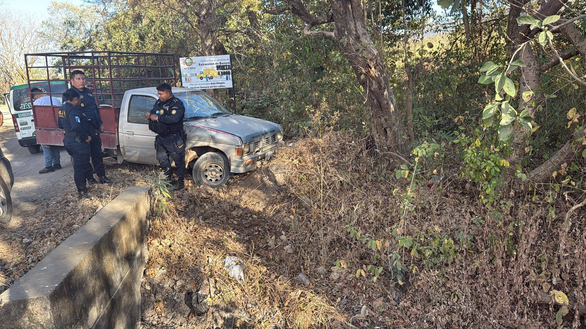 Vehículo del concejal Ángel Aníbal García Loaiza permanece en la escena con múltiples perforaciones de bala, tras el ataque armado ocurrido en la ruta hacia la aldea El Aceituno, Jalpatagua. (Foto Prensa Libre: CBMD)