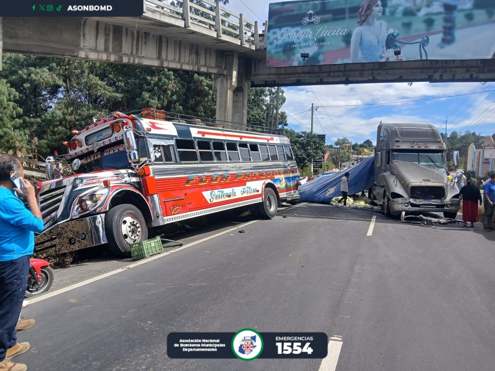 Tráiler queda atravesado en la ruta Interamericana tras chocar con un bus colectivo, lo que complica el paso entre San Lucas y Chimaltenango. (Foto Prensa Libre: CBMD)