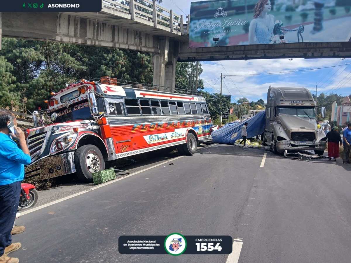 Tráiler queda atravesado en la ruta Interamericana tras chocar con un bus colectivo, lo que complica el paso entre San Lucas y Chimaltenango. (Foto Prensa Libre: CBMD)