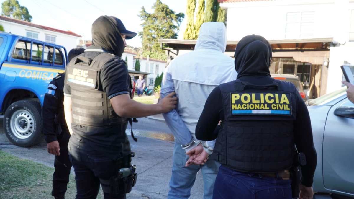 Luis “N”, de 27 años, fue detenido durante un cateo en Chinautla, donde se incautó un cargamento de droga valorado en aproximadamente Q2 millones. (Foto Prensa Libre: PNC)