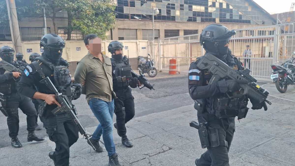 Agentes de la SGAIA escoltan al mexicano Érick M. tras su captura en la zona 10, donde fue detenido por cargos de narcotráfico y conspiración. (Foto Prensa Libre: PNC)