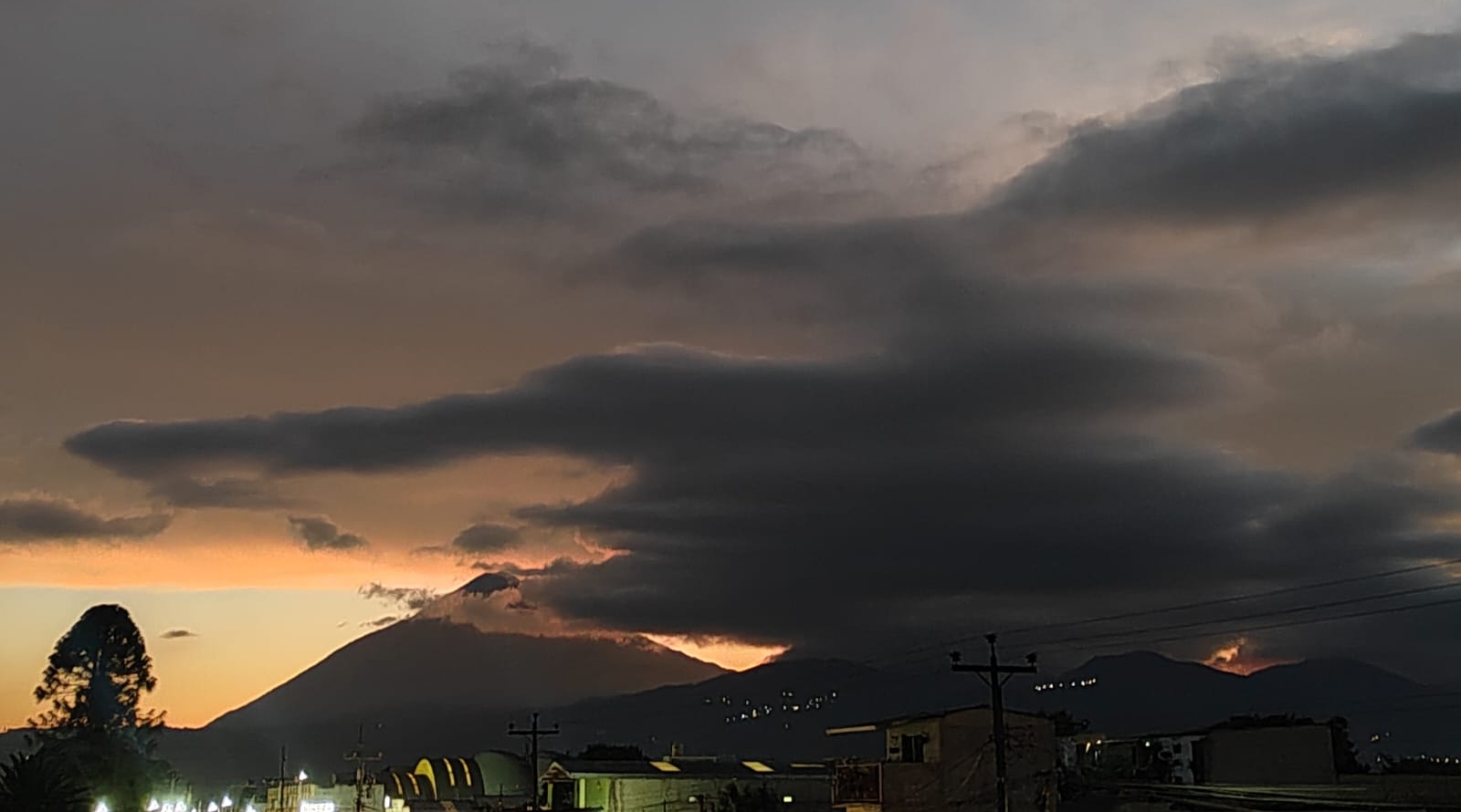 En occidente se esperan noches y madrugadas más frías; al fondo, nubes cubren el volcán de Acatenango. (Foto Prensa Libre: César Pérez Marroquín)