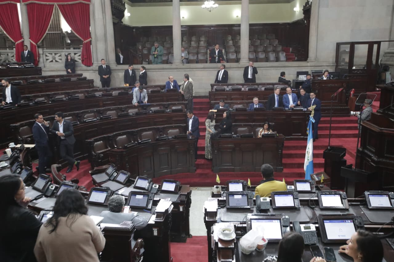 Diputados aprueban el Acuerdo 1-2026 durante la sesión plenaria del martes, con el cual se convoca a integrar la Comisión de Postulación para elegir al nuevo fiscal general. (Foto Prensa Libre: Moisés Xec)