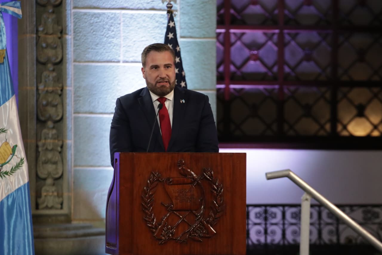 Tobin Bradley participa en una actividad oficial junto al presidente Bernardo Arévalo, en el Palacio Nacional de la Cultura. (Foto Prensa Libre: María Renée Barrientos)