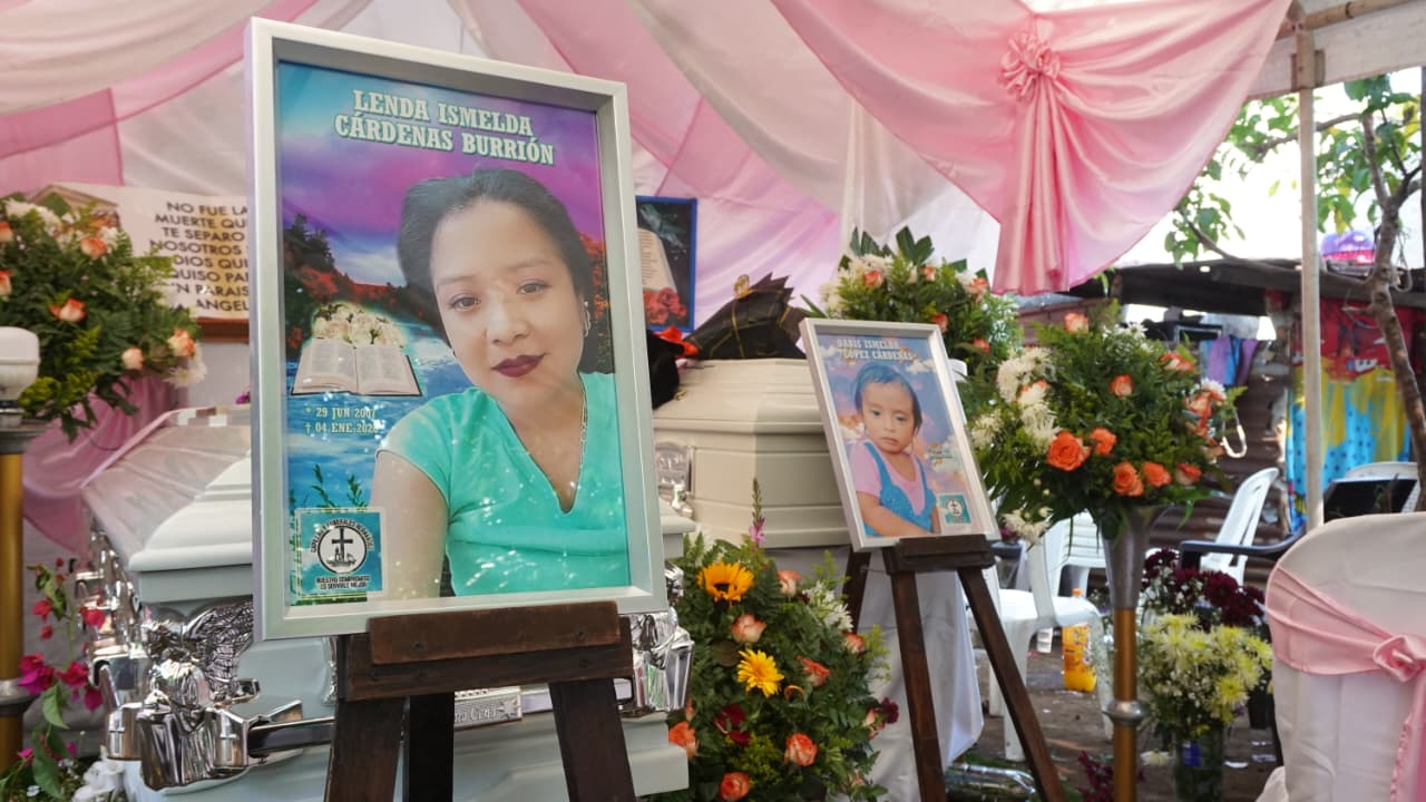 El féretro de Lenda Ismelda Cárdenas Burrión y el de su hija Daris Ismelda López Cárdenas son velados por familiares y amigos en su vivienda en Siquinalá, Escuintla. (Foto Prensa Libre: José Sánchez)