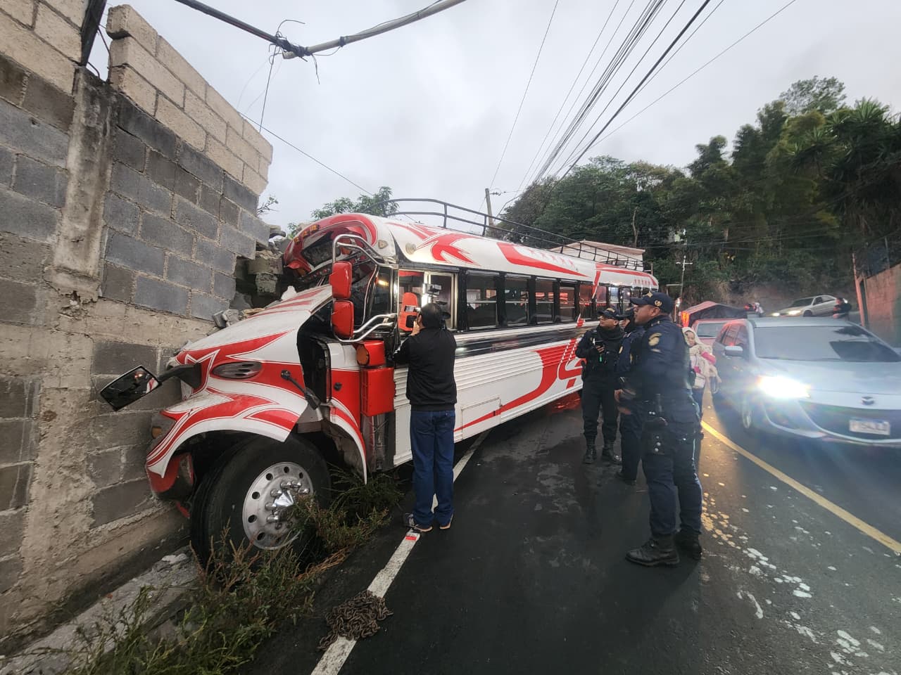 Quince pasajeros resultan heridos en accidente de bus; mueren dos motoristas en colisión
