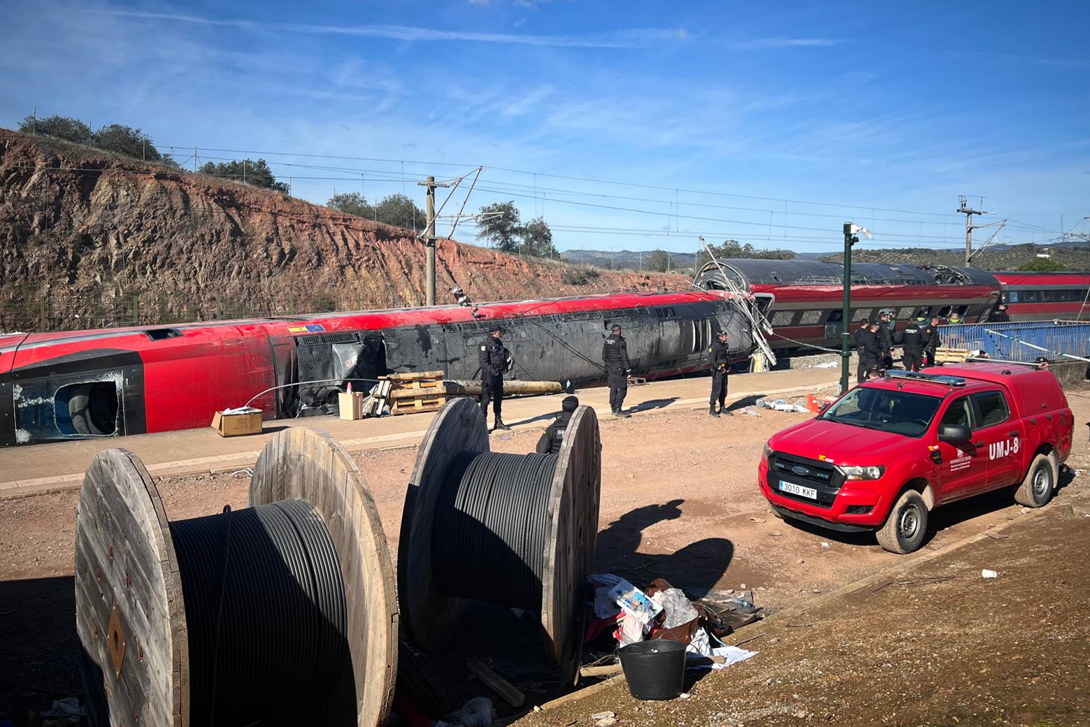 ADAMUZ (ESPAÑA), 19/01/2026.- Vista del tren Iryo que descarriló ayer e impactó contra un Alvia, dejando al menos 39 víctimas mortales. El presidente de Renfe, Álvaro Fernández Heredia, ha advertido este lunes de que las razones del accidente ferroviario tardarán días en conocerse, aunque ha alejado la posibilidad de que se haya debido a un exceso de velocidad o un fallo humano. EFE/SOLO USO EDITORIAL/SOLO DISPONIBLE PARA ILUSTRAR LA NOTICIA QUE ACOMPAÑA (CRÉDITO OBLIGATORIO)