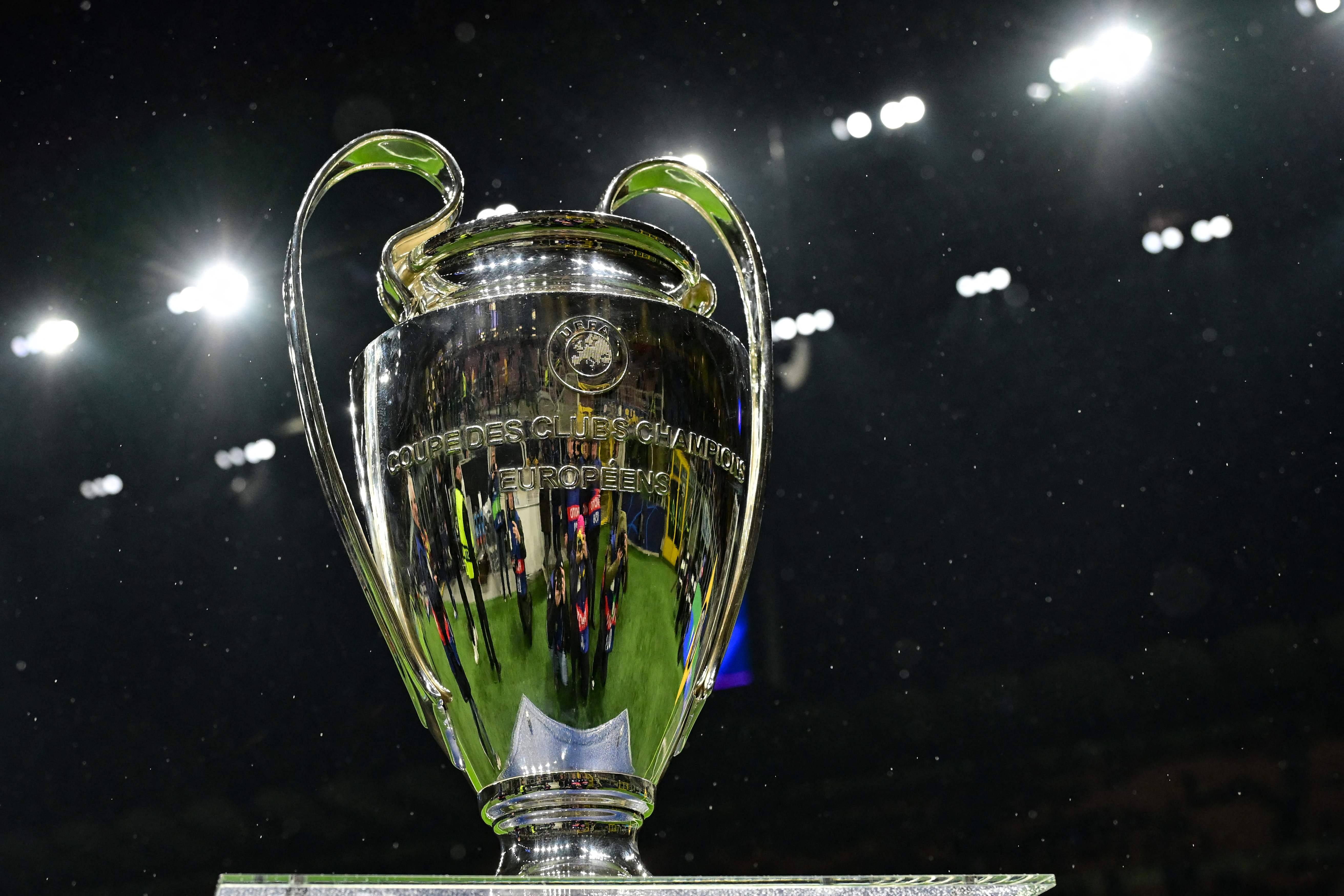El trofeo de la Champions League que se entregará al próximo campeón. (Foto Prensa Libre: AFP).