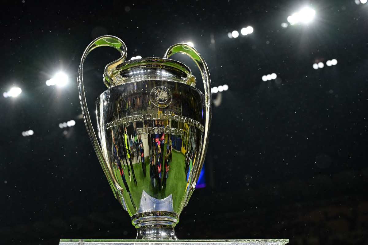 El trofeo de la Champions League que se entregará al próximo campeón. (Foto Prensa Libre: AFP).
