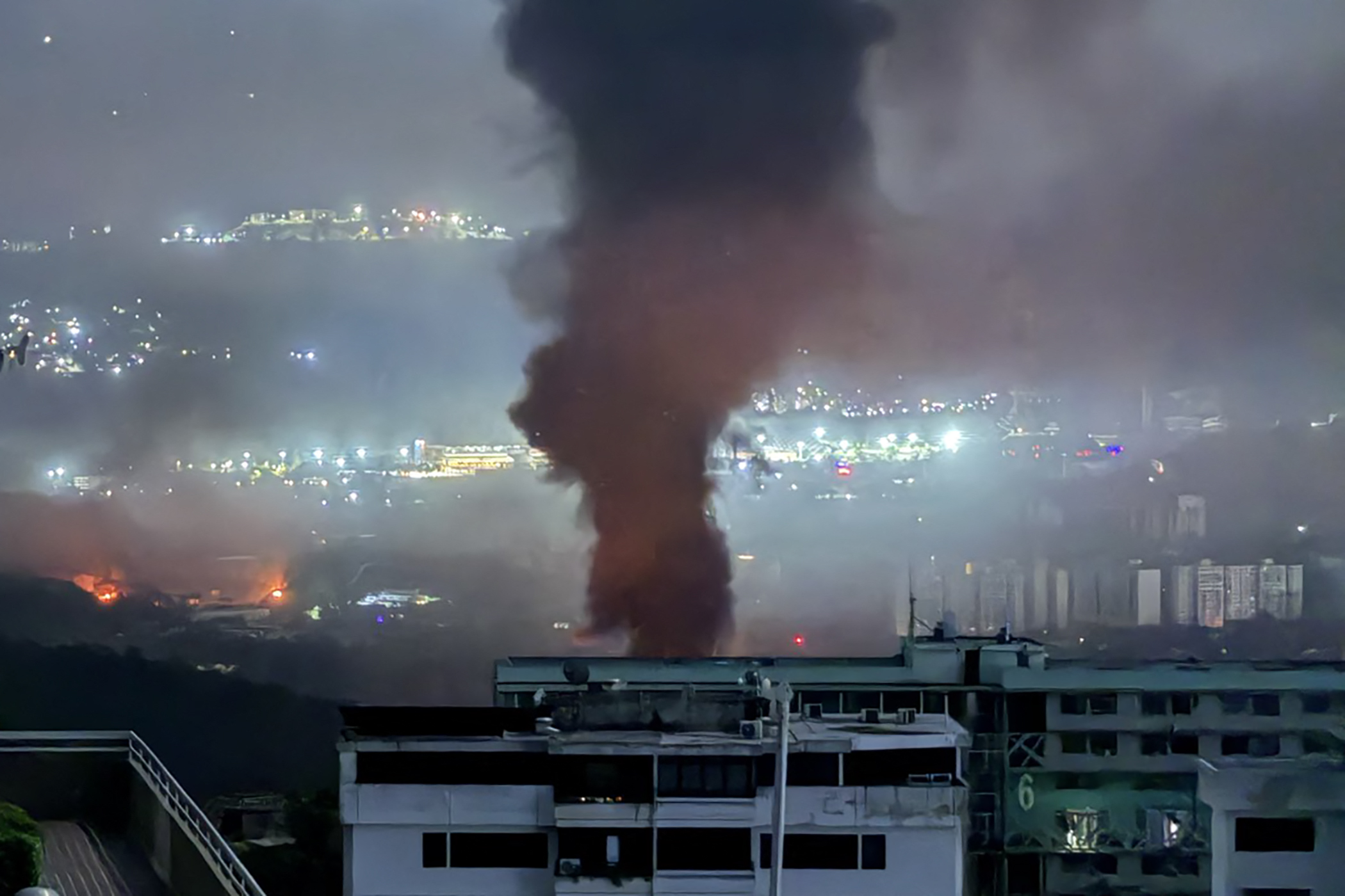 Imagen tomada el 3 de enero de 2026, de un vídeo publicado por José Abreu en su cuenta de X @Jabreu89, muestra el humo que se eleva sobre Caracas tras una serie de explosiones que formaban parte de una operación militar estadounidense. (Foto Prensa Libre: AFP)
