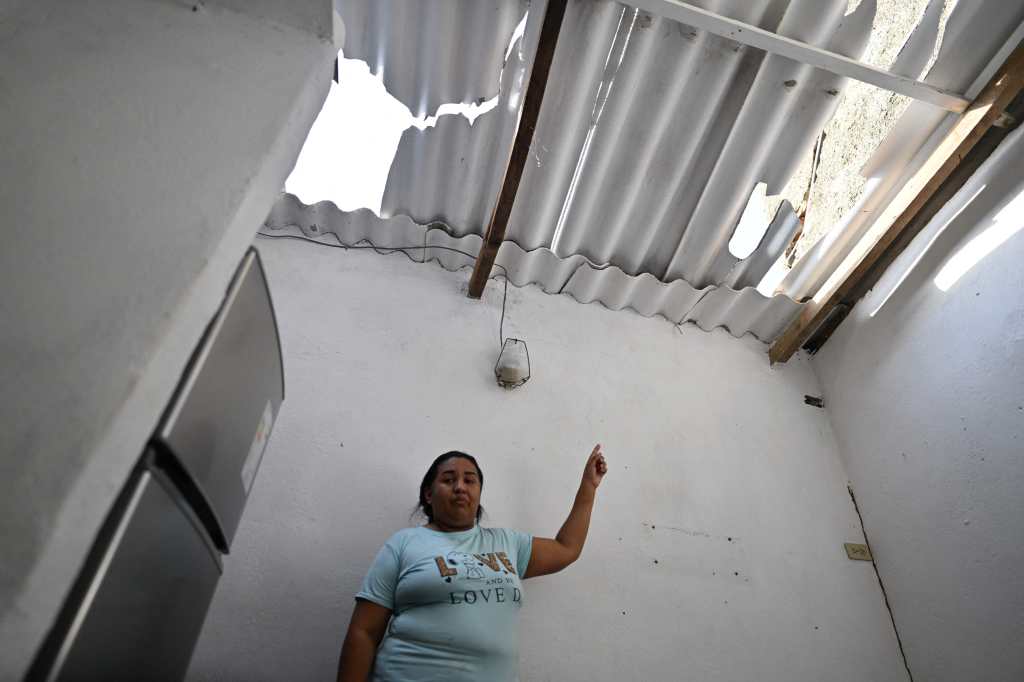 Linda Unamuno muestra los daños en su vivienda, cerca del Puerto de La Guaira, Venezuela, el 3 de enero de 2026, tras el ataque a gran escala lanzado por fuerzas de Estados Unidos, que culminó con la captura de Nicolás Maduro. (Foto, Prensa Libre: AFP)