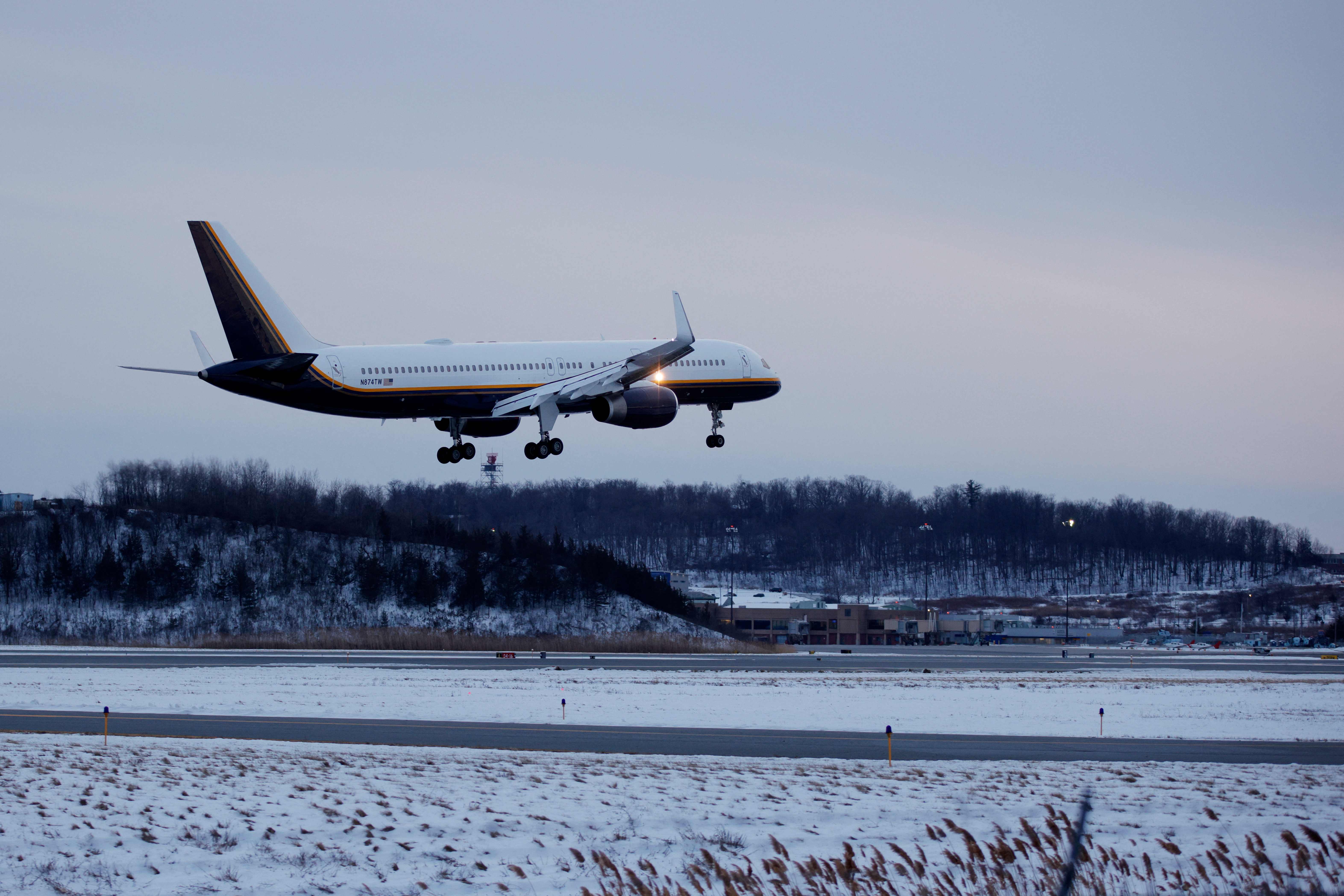 Avión que traslada a Nicolás Maduro, detenido por Estados Unidos, aterriza en el aeropuerto Stewart, en Nueva York. (Foto Prensa Libre: AFP)