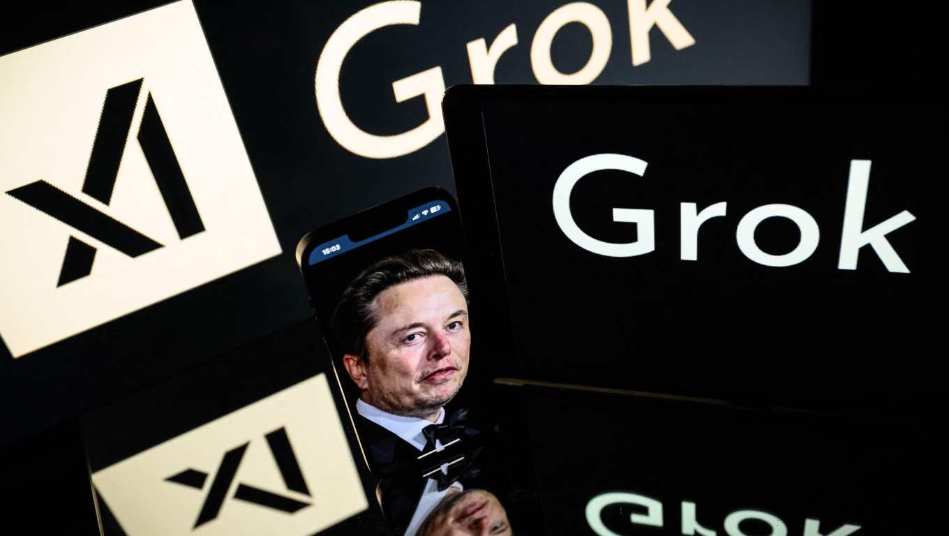 el logotipo de Grok, un chatbot de inteligencia artificial generativa desarrollado por xAI, la empresa estadounidense especializada en inteligencia artificial, y su fundador, el empresario sudafricano Elon Musk. (Foto Prensa Libre: AFP)