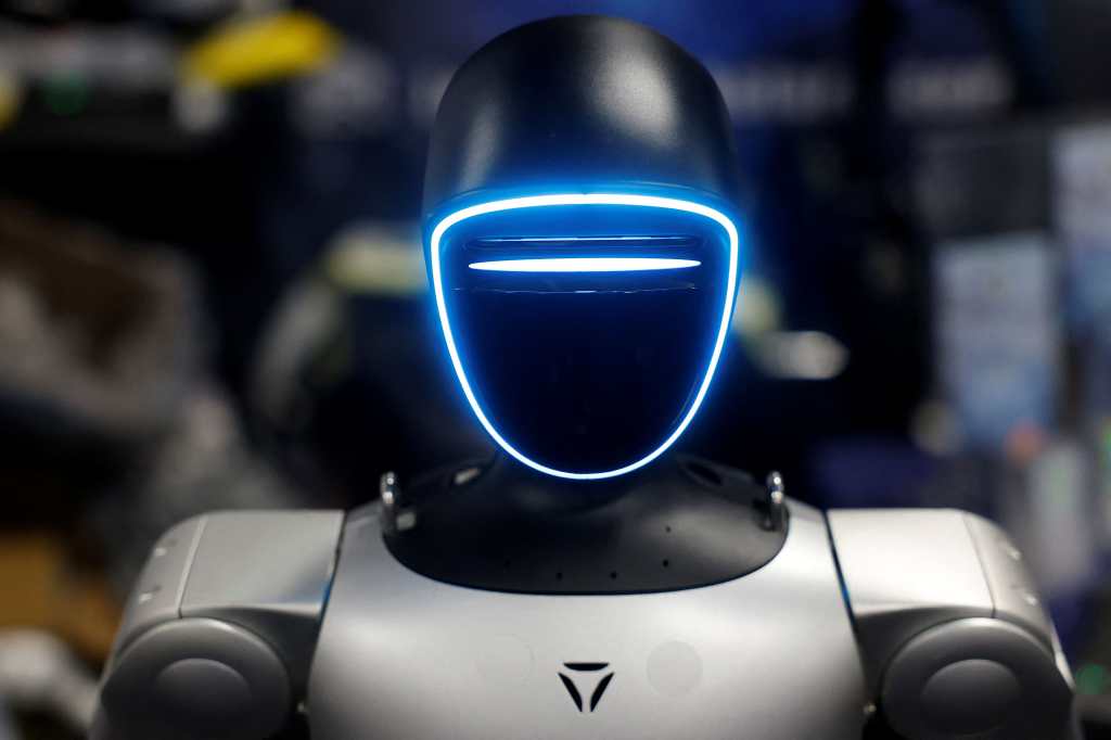 El robot «Shadow» de StarBot, un robot para servicios de hotelería y restauración, se exhibe en la CES. (Foto Prensa Libre: AFP