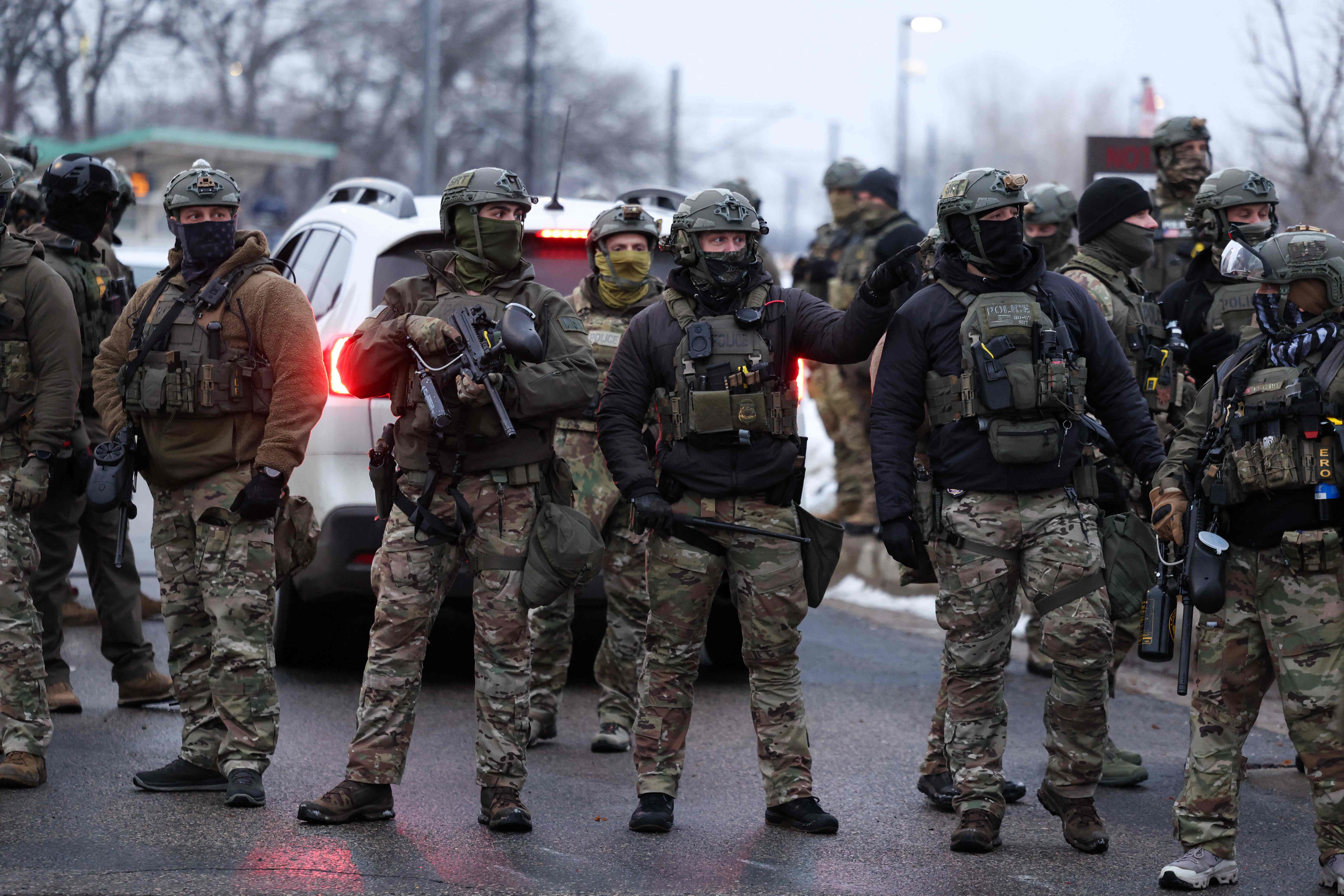 Agentes de la Patrulla Fronteriza resguardan un edificio federal en Minneapolis tras protestas por la muerte de Renee Nicole Good, abatida por un agente del ICE. (Foto Prensa Libre: AFP)