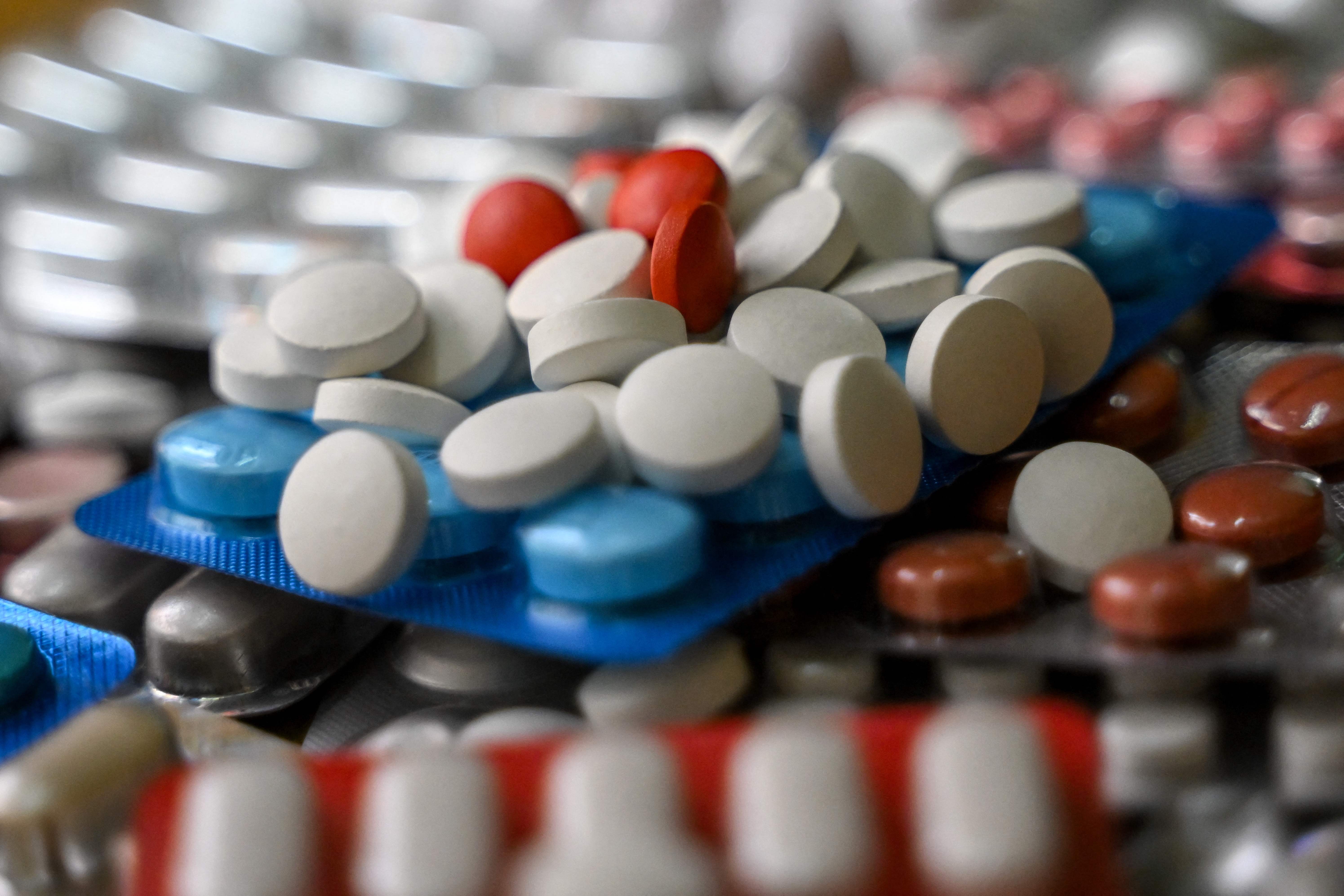 ¿Cuántos medicamentos consume y por cuánto tiempo? Siga las recomendaciones de expertos para evitar complicaciones y seguimientos adecuados. (Foto Prensa Libre: AFP)