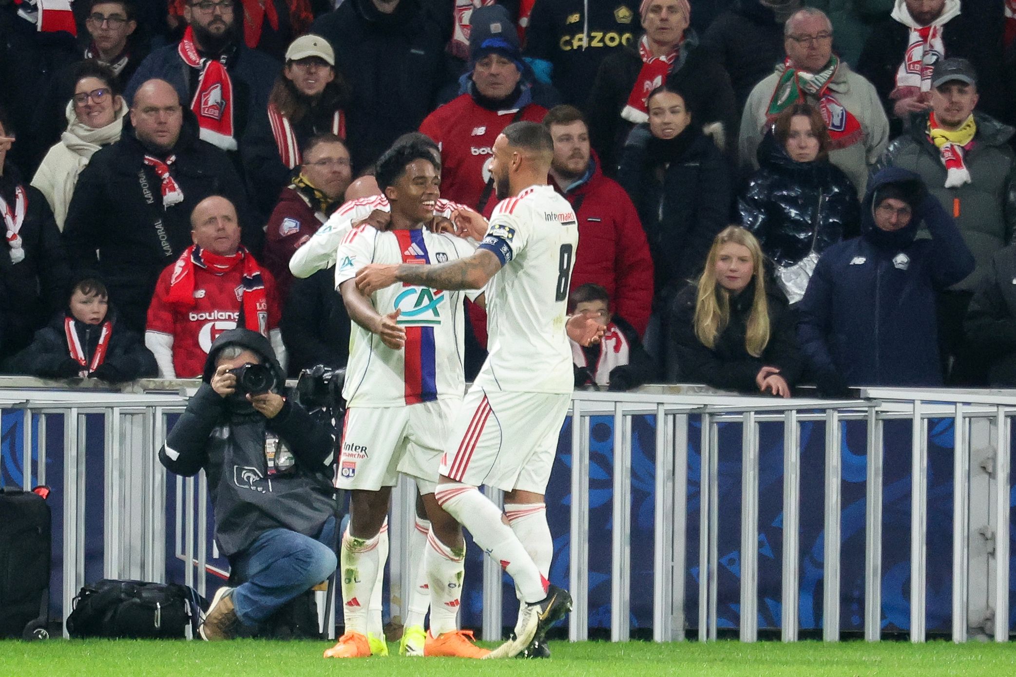 LEl delantero brasileño Endrick celebra el segundo gol de su equipo durante el partido de dieciseisavos de final de la Copa de Francia. (Foto Prensa Libre: AFP).