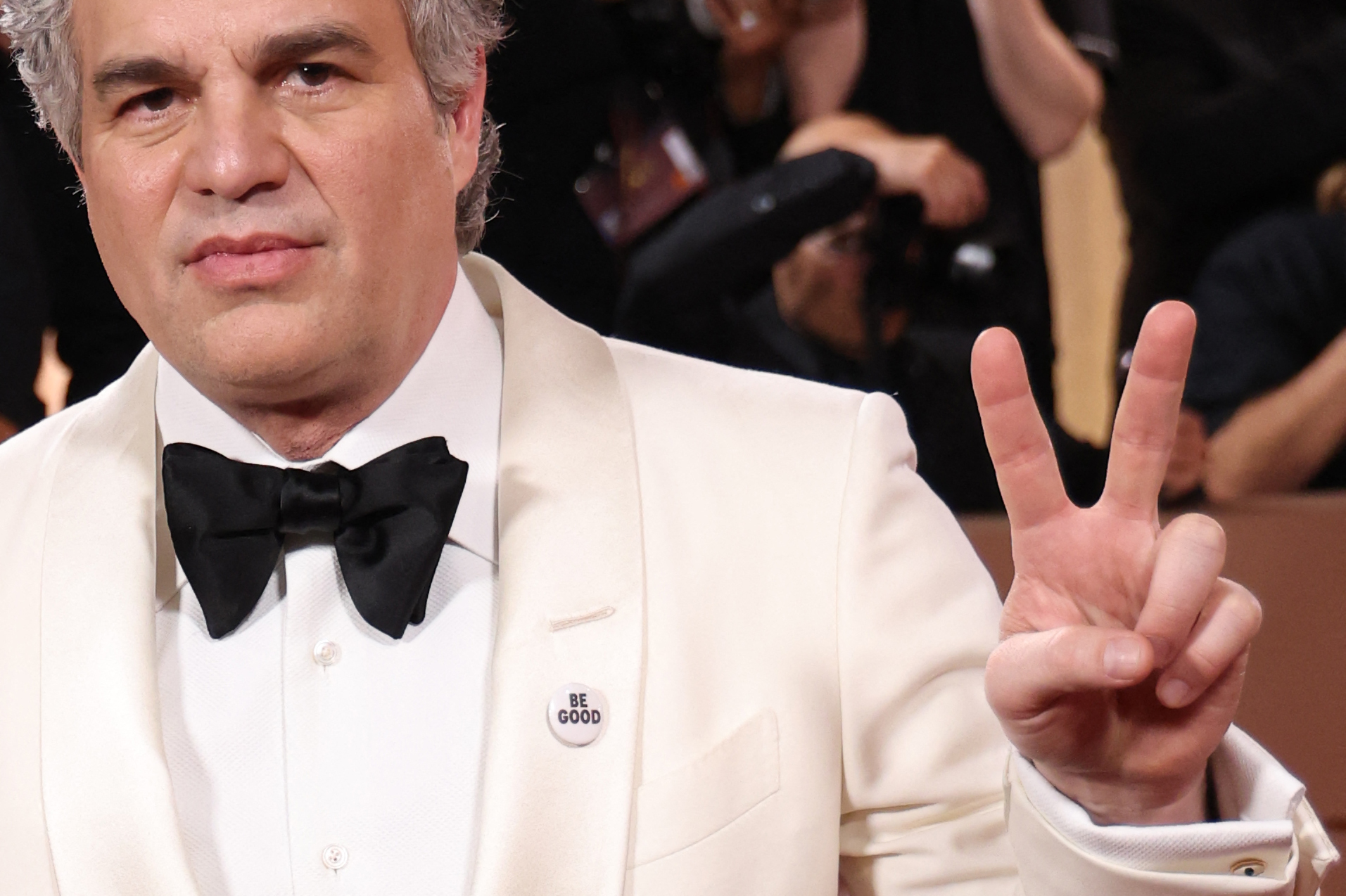 Mark Ruffalo y el pin “Be Good”: el símbolo de protesta que marcó los Globos de Oro 2026